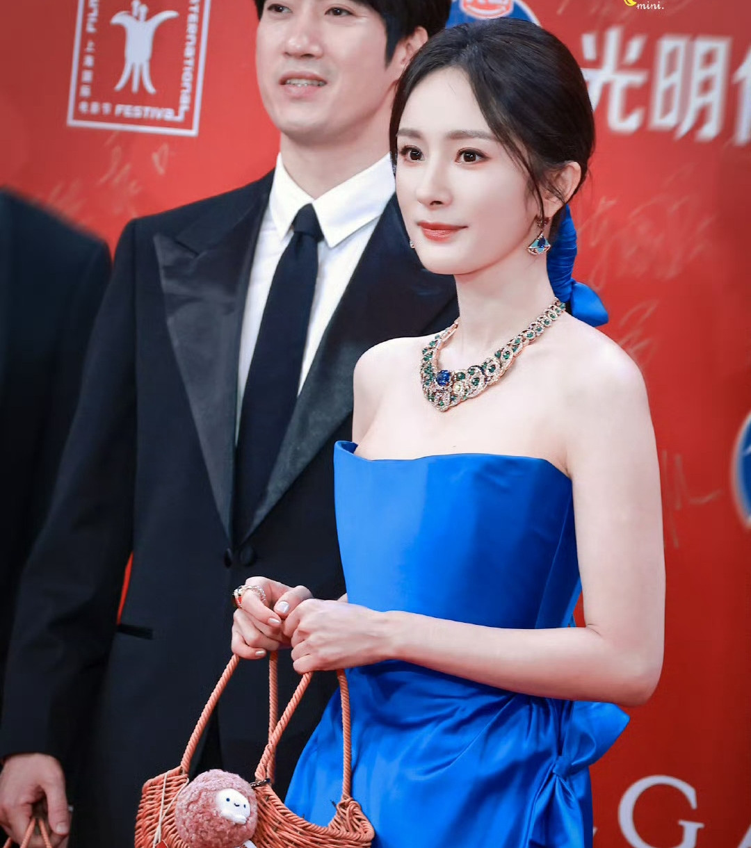 Theo Sina, hiện tại danh tiếng Dương Mịch ở mảng điện ảnh không tốt. Cô khó lòng được đóng nữ chính trong các dự án lớn do tuổi tác lớn, diễn xuất dở. Vì vậy, nữ diễn viên sẵn sàng đóng vai nhỏ ở dự án lớn chất lượng hơn là làm nữ chính ở phim độc lập kinh phí thấp. Ngoài hai tác phẩm trên, Dương Mịch còn nhận lời đóng trong Kinh trập vô thanh của đạo diễn Trương Nghệ Mưu.