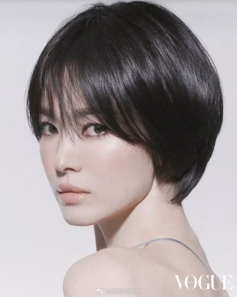 Song Hye Kyo xuất hiện với nhan sắc trong trẻo trên trang bìa tạp chí Vogue Hong Kong.
