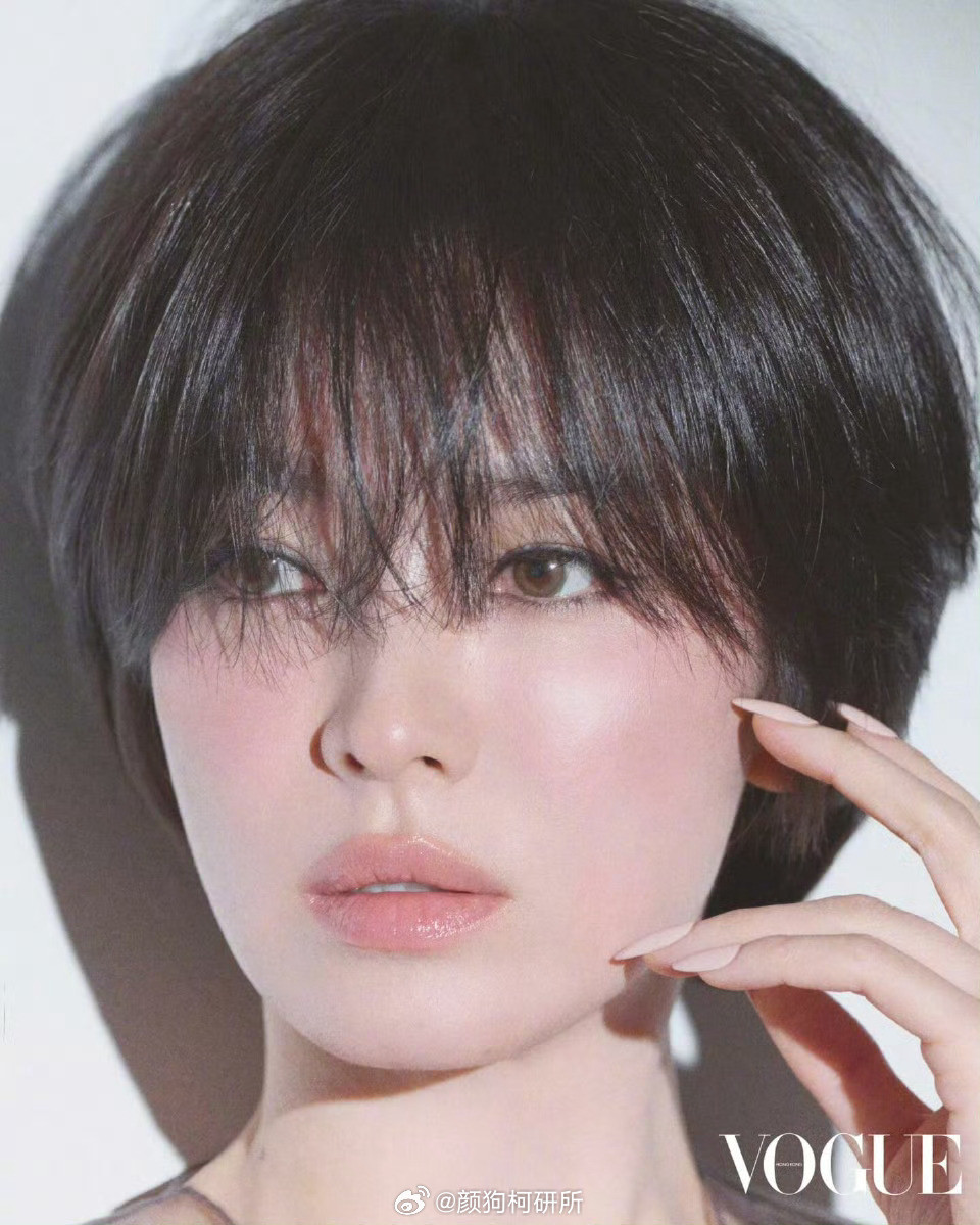 Song Hye Kyo xuất hiện với nhan sắc trong trẻo trên trang bìa tạp chí Vogue Hong Kong.