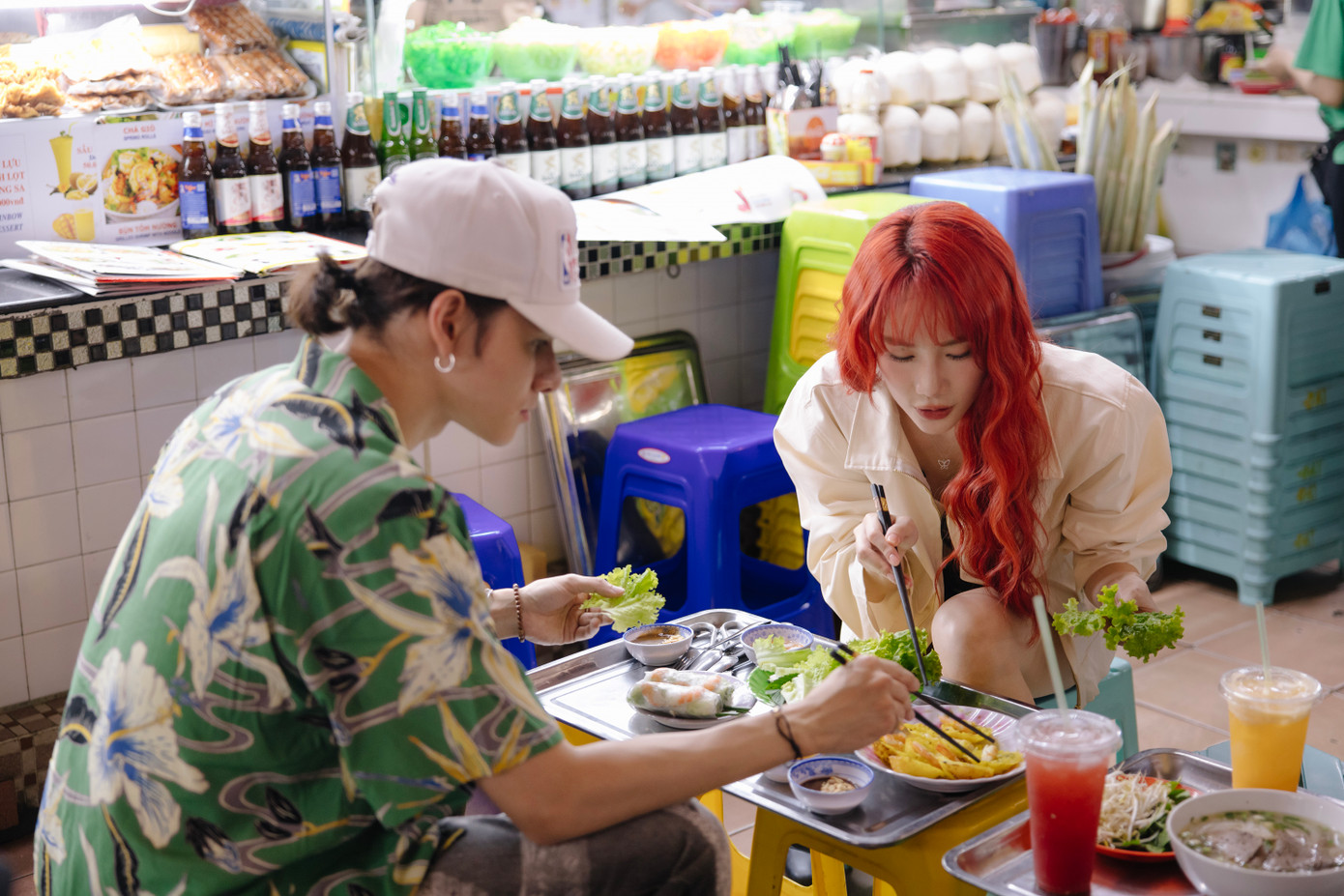 Hoàng Mỹ An và Samuel đã có những trải nghiệm ẩm thực tại Chợ Bến Thành nhân dịp Samuel sang Việt Nam Hoàng Mỹ An và Samuel đã có những trải nghiệm ẩm thực tại Chợ Bến Thành nhân dịp Samuel sang Việt Nam