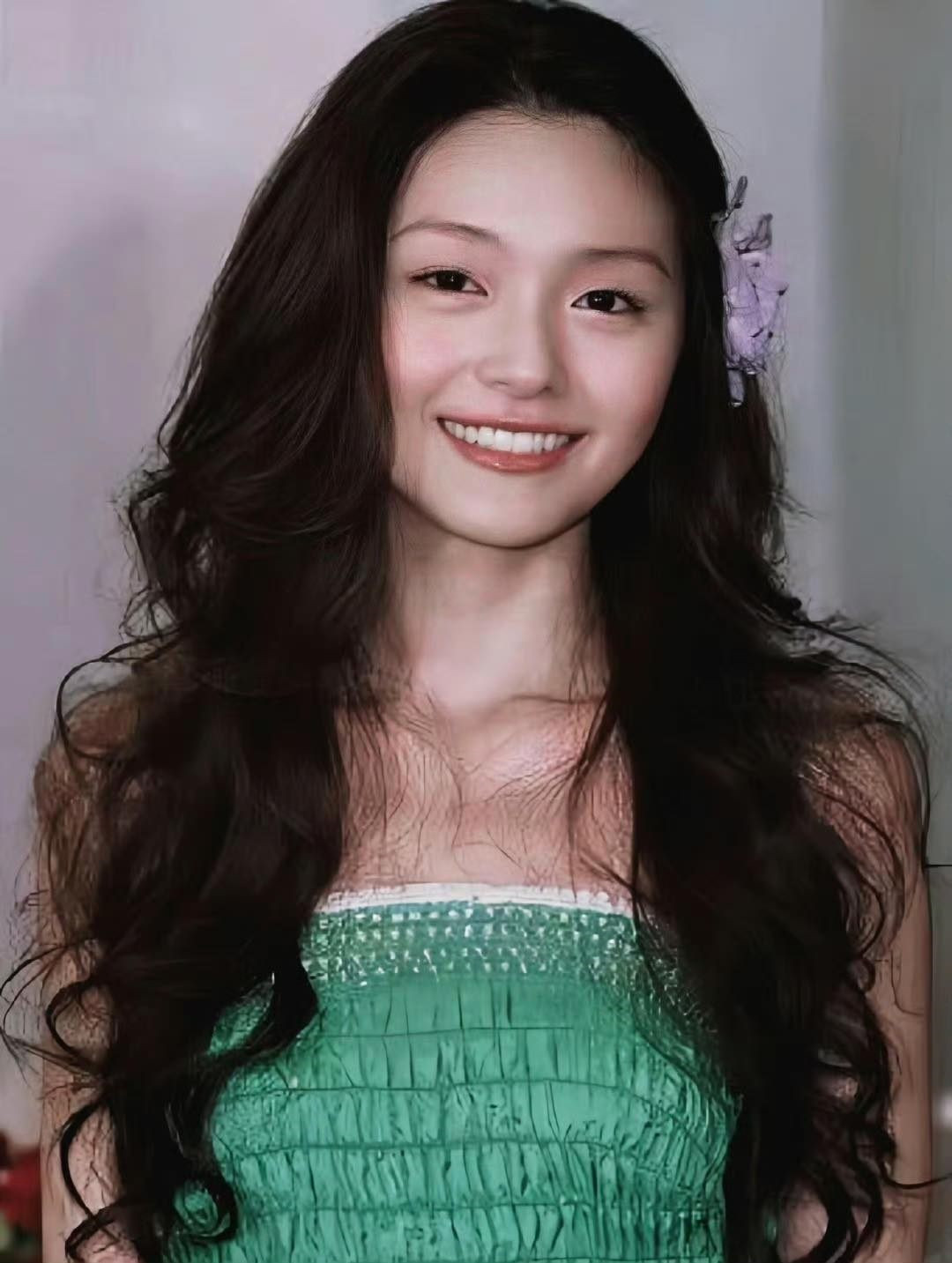 Từ Hy Viên từng là nữ thần sắc đẹp của giới giải trí Đài Loan, Trung Quốc. Từ Hy Viên từng là nữ thần sắc đẹp của giới giải trí Đài Loan, Trung Quốc.