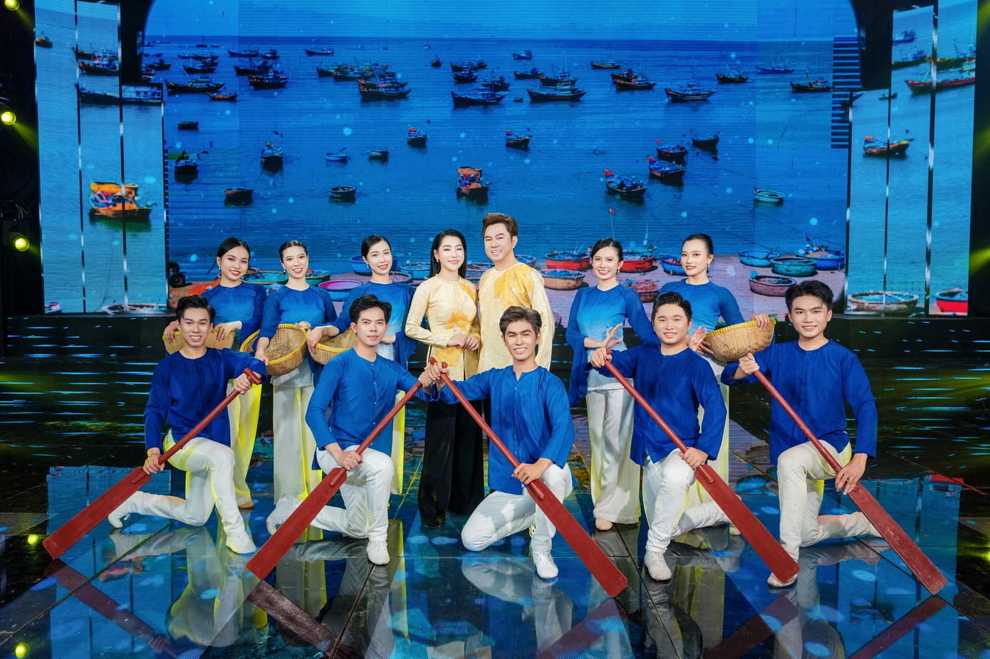 Những nhạc phẩm đặc sắc như Bức tranh hòa bình, Bám biển quê hương, Sắc màu quê hương đem lại cảm giác hào hùng, sôi sục tinh thần cống hiến.