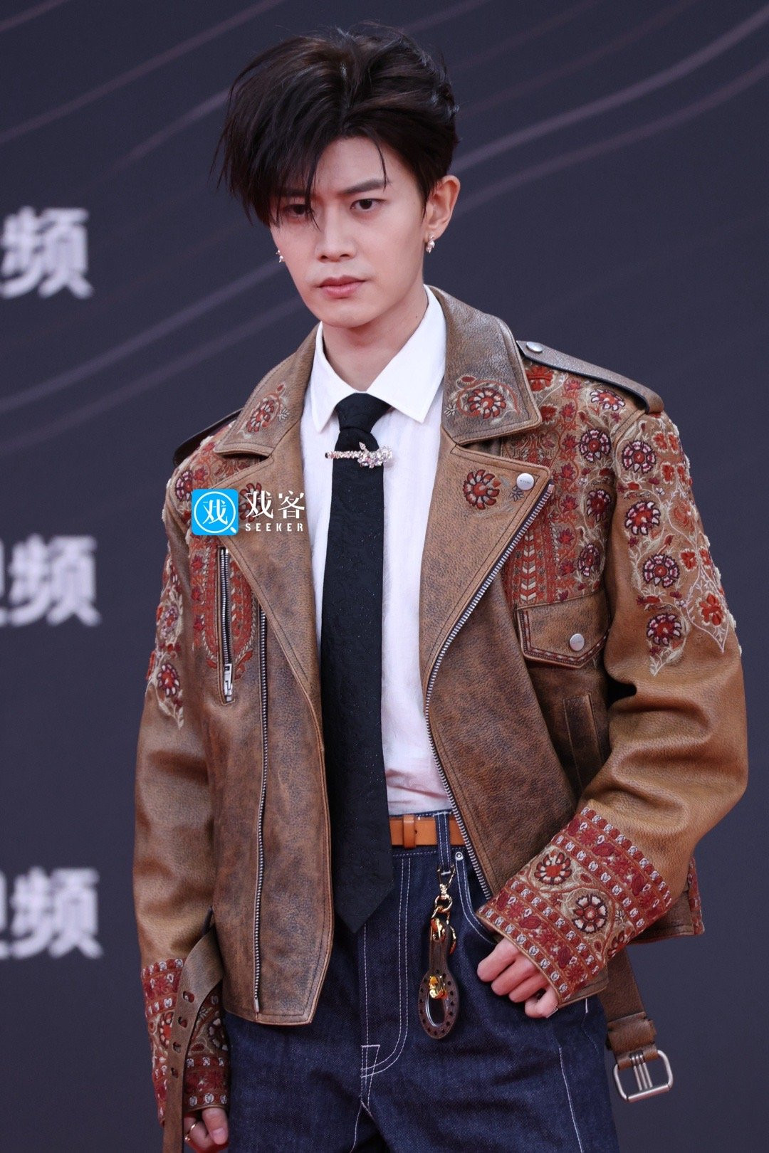 Các tài tử cũng gây chú ý với nhiều trang phục cầu kỳ. Nhậm Gia Luân liên tiếp thất bại trong các bộ phim gần đây, nhưng địa vị của anh vẫn vững chắc nhờ thành tích trong quá khứ. Trong khi đó, Trương Lăng Hách (phải) là sao trẻ được đặt nhiều kỳ vọng, lại chưa có tác phẩm nổi bật, thường xuyên bị chê diễn kém. Các tài tử cũng gây chú ý với nhiều trang phục cầu kỳ. Nhậm Gia Luân liên tiếp thất bại trong các bộ phim gần đây, nhưng địa vị của anh vẫn vững chắc nhờ thành tích trong quá khứ. Trong khi đó, Trương Lăng Hách (phải) là sao trẻ được đặt nhiều kỳ vọng, lại chưa có tác phẩm nổi bật, thường xuyên bị chê diễn kém.