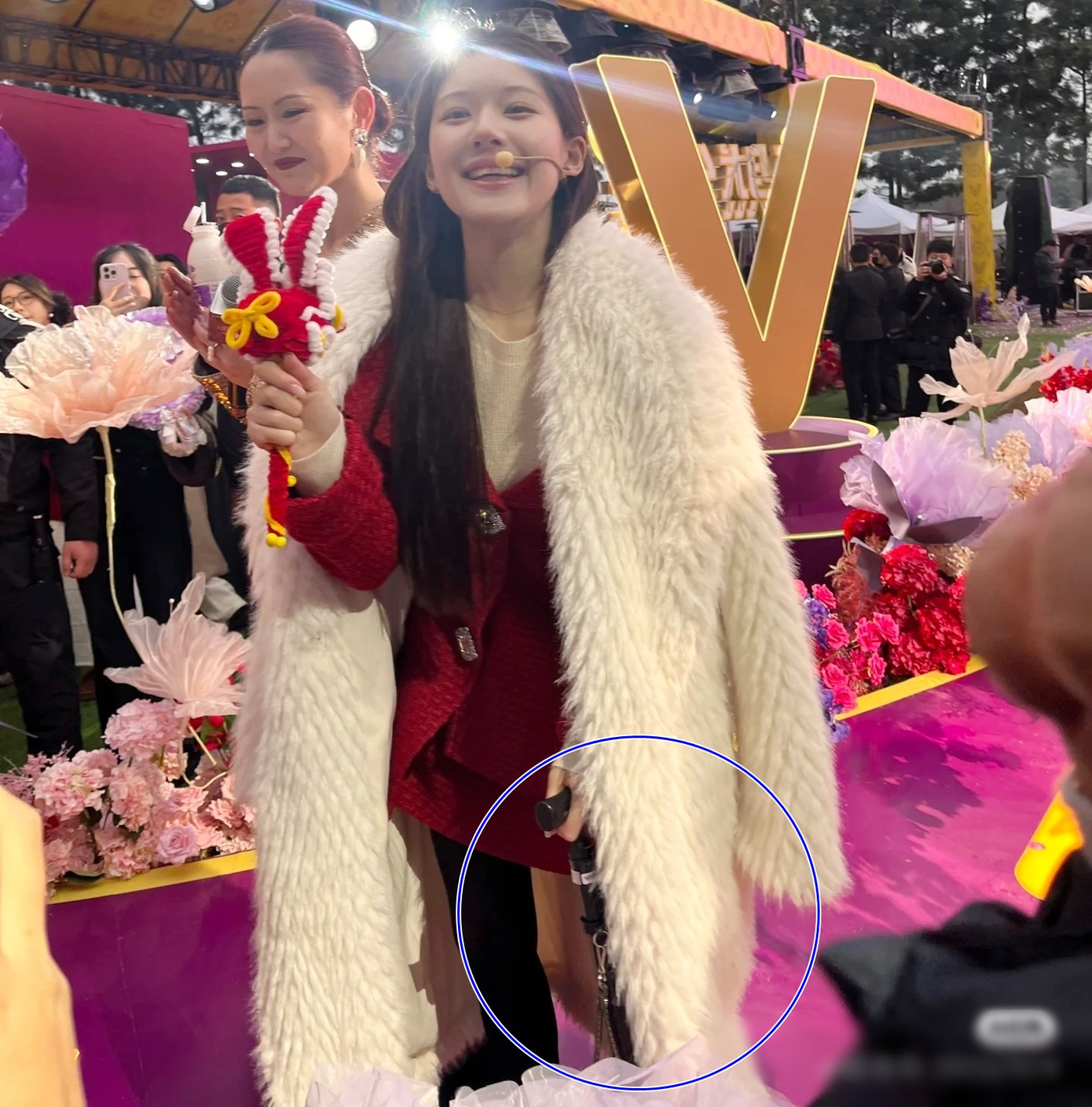 Triệu Lộ Tư phải chống nạng khi di chuyển. Nữ diễn viên cũng không thể đứng lâu.