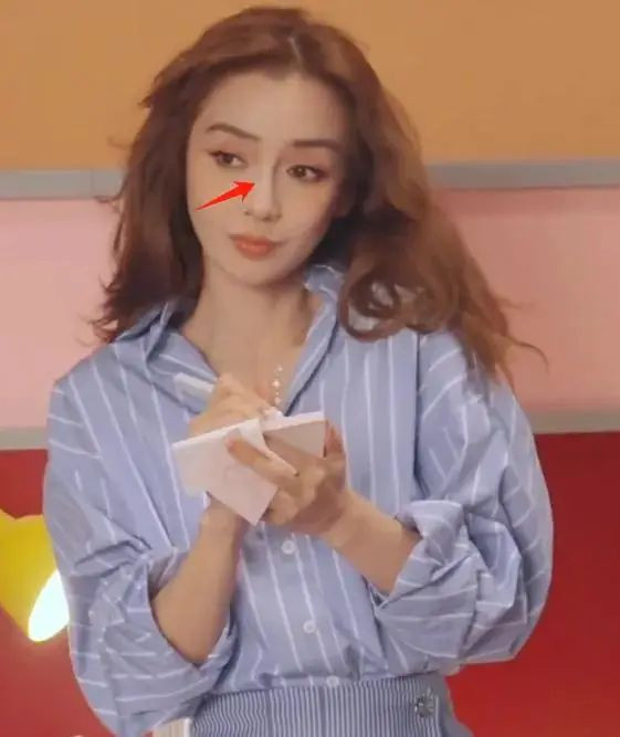 Angelababy còn bị đánh giá lạm dụng phần mềm chỉnh sửa nhan sắc. Thực tế, nữ diễn viên lộ nhiều dấu hiệu tuổi tác trong ảnh chưa qua chỉnh sửa.