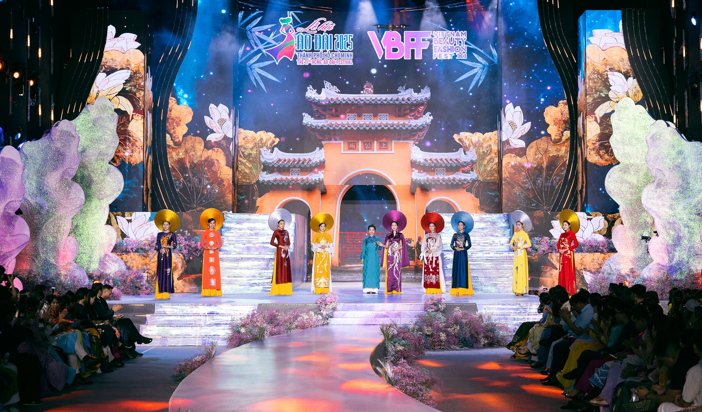 Tối 8/3, Vietnam Beauty Fashion Fest lần thứ 11 với chủ đề Sắc Son Việt Nam, thuộc khuôn khổ Lễ hội Áo dài TP.HCM, đã diễn ra thành công rực rỡ tại Phố đi bộ Nguyễn Huệ, thu hút đông đảo du khách và giới mộ điệu thời trang với hơn 50 thiết kế Áo dài mang đậm bản sắc dân tộc. Trải qua hơn 10 mùa tổ chức, VBFF đã trở thành sự kiện thời trang được khán giả cũng như giới mộ điệu yêu thích.