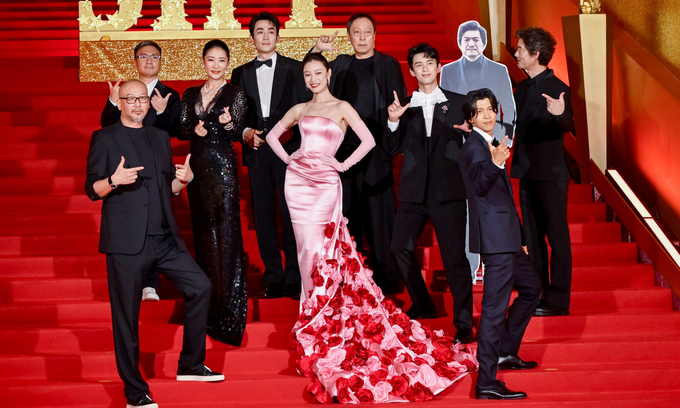 Đoàn làm phim Đảo Đông Cực gồm các ngôi sao như Chu Nhất Long, Ngô Lỗi, Nghê Ni, Nghê Đại Hồng, cùng vợ chồng đạo diễn Quản Hổ tại LHP Thượng Hải.