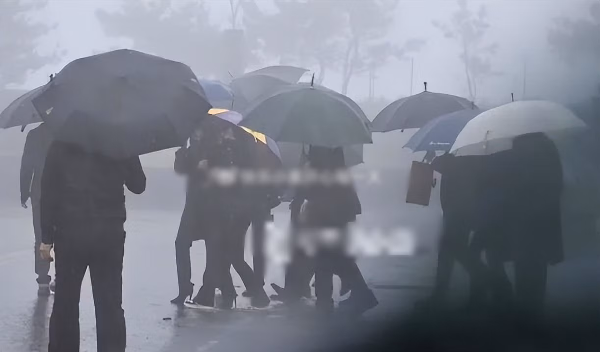 Người thân tham gia lễ chôn cất Từ Hy Viên.