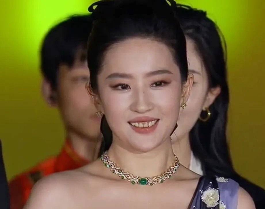 Hình ảnh thật của Lưu Diệc Phi kém lung linh, không thoát tục như ảnh đã qua chỉnh sửa.