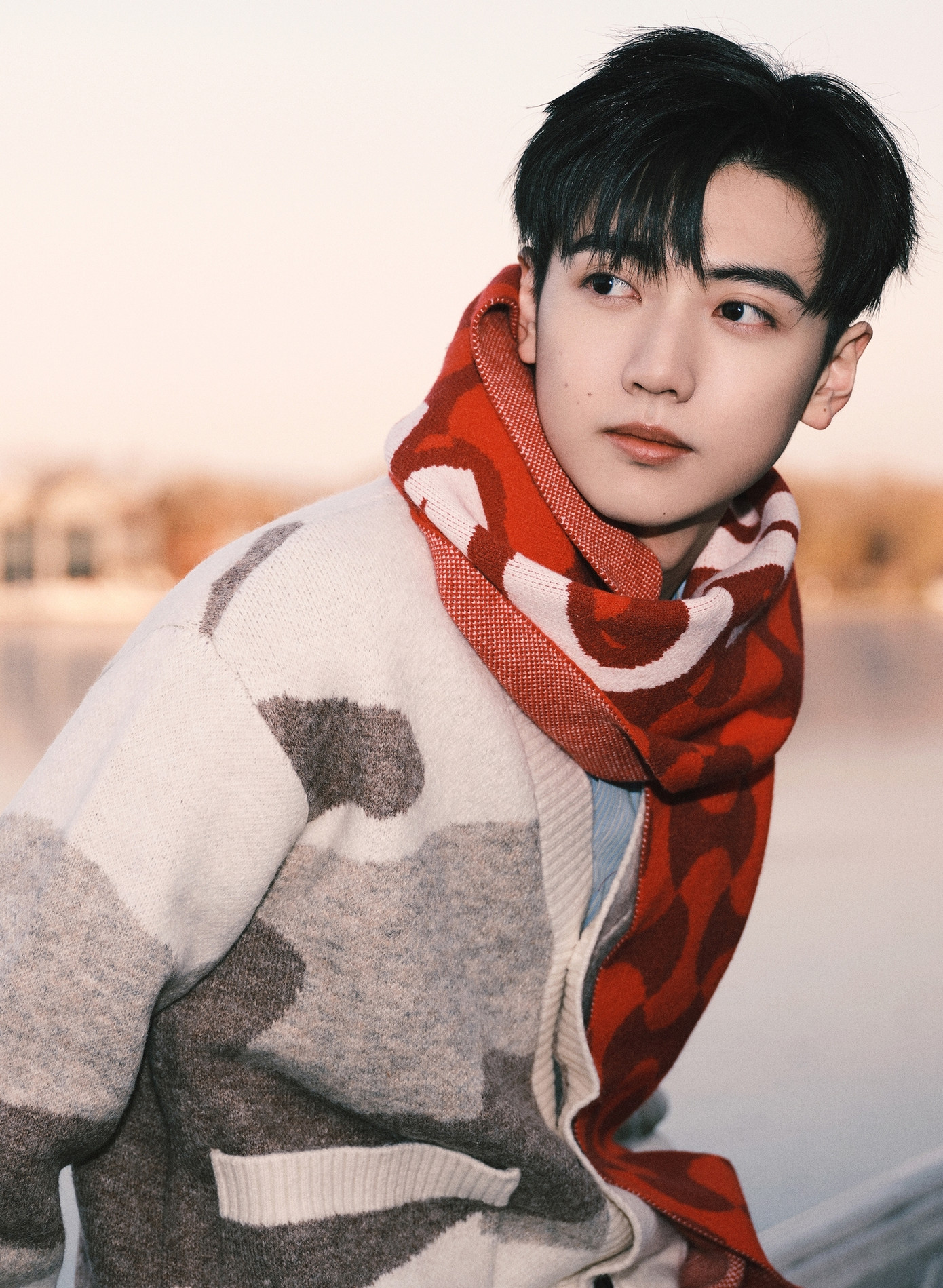 Nam diễn viên Yên Hủ Gia thủ vai Ngũ a ca là người nổi tiếng nhất trong nhóm diễn viên Hoàn Châu 2025. Yên Hủ Gia đóng trong Khuynh thế hoàng phi, Truyền thuyết Chung Quỳ, Ôi! Hoàng đế bệ hạ của ta, Cùng em đến đỉnh cao thế giới, Xin cậu đấy lớp trưởng, phim điện ảnh Phía sau nghi can X. Nam nghệ sĩ từng vướng tin hẹn hò với "em gái quốc dân" Trương Tử Phong. Tuy nhiên, mối tình này bị khán giả phản đối vì đời tư của Yên Hủ Gia thị phi. Nam diễn viên Yên Hủ Gia thủ vai Ngũ a ca là người nổi tiếng nhất trong nhóm diễn viên Hoàn Châu 2025. Yên Hủ Gia đóng trong Khuynh thế hoàng phi, Truyền thuyết Chung Quỳ, Ôi! Hoàng đế bệ hạ của ta, Cùng em đến đỉnh cao thế giới, Xin cậu đấy lớp trưởng, phim điện ảnh Phía sau nghi can X. Nam nghệ sĩ từng vướng tin hẹn hò với "em gái quốc dân" Trương Tử Phong. Tuy nhiên, mối tình này bị khán giả phản đối vì đời tư của Yên Hủ Gia thị phi.