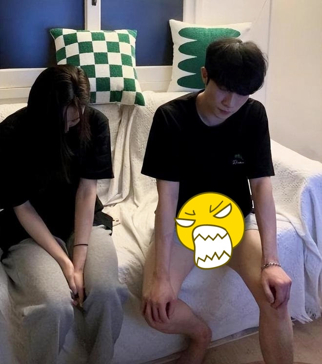 Bức ảnh Jun Hwi và Jin Young khiến cả hai bị sa thải. Bức ảnh Jun Hwi và Jin Young khiến cả hai bị sa thải.