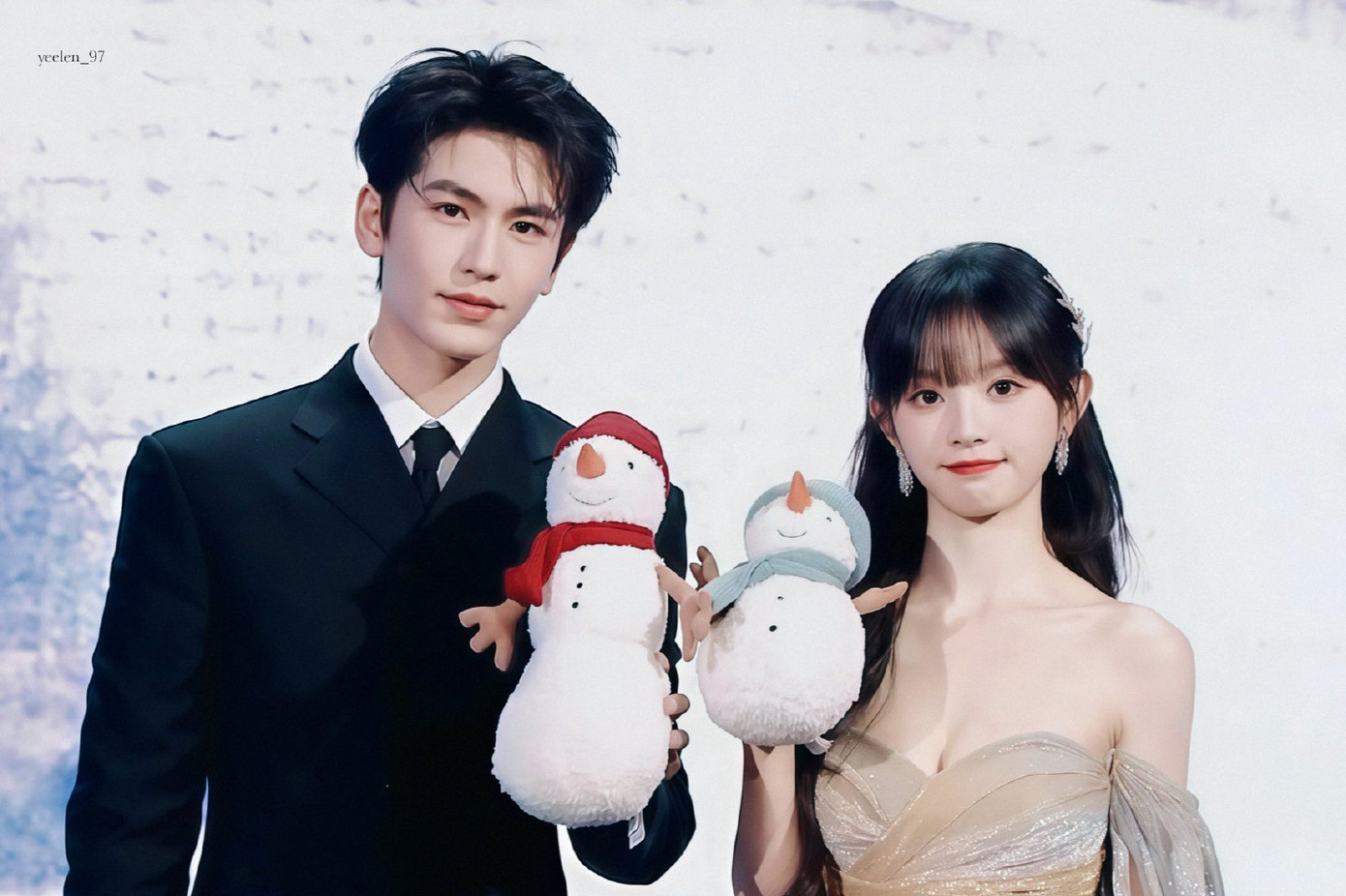 Điền Hi Vi và Trương Lăng Hách đóng phim cùng nhau nhưng có mâu thuẫn lợi ích trước đó nên thái độ thiếu vui vẻ. Điền Hi Vi và Trương Lăng Hách đóng phim cùng nhau nhưng có mâu thuẫn lợi ích trước đó nên thái độ thiếu vui vẻ.