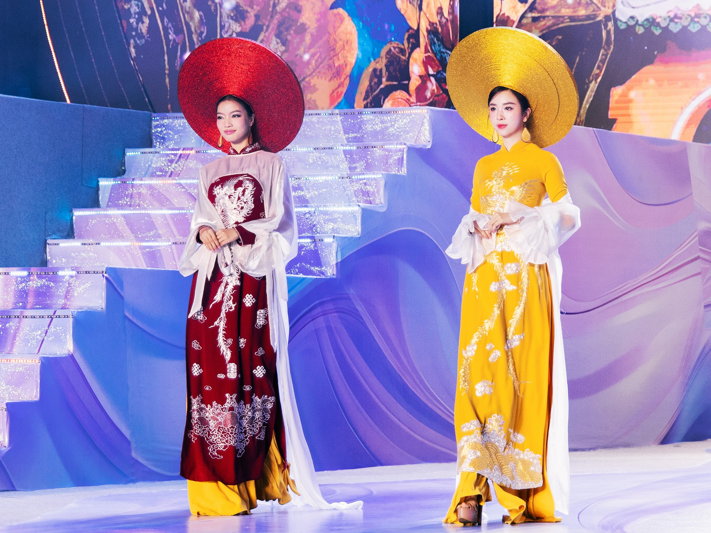 Lâm Bích Tuyền với nhan sắc kiêu sa cũng là gương mặt mở màn cho BST. Từng biểu cảm, cách tạo dáng cho đến thần thái của á hậu sinh năm 1999 đều quyến rũ, cho thấy được sự trưởng thành của cô sau những lần "chinh chiến" tại các đấu trường nhan sắc.