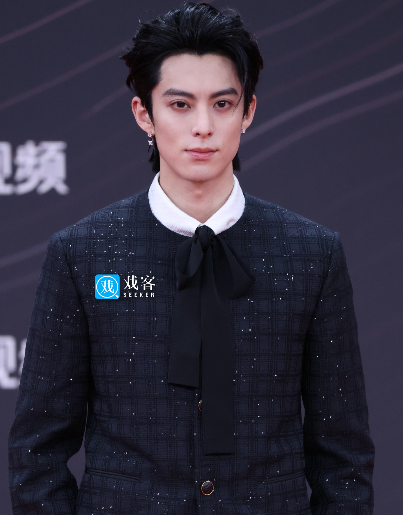 Đáng chú ý, Thành Nghị (trái) được sắp xếp đi gần cuối chỉ sau hai ngôi sao lớn là Triệu Lệ Dĩnh và Trương Nhược Quân. Điều này cho thấy địa vị của Thành Nghị thậm chí còn cao hơn cả dàn sao đang hot như Ngu Thư Hân, Vương Hạc Đệ, hay nữ diễn viên Tống Giai. Theo Sina, Thành Nghị không chỉ có tác phẩm nổi bật như Lưu ly, Liên hoa lâu... anh còn có lượng người hâm mộ đông đảo bậc nhất Hoa ngữ hiện nay. Vương Hạc Đệ (phải) xuất hiện lần hai trên thảm đỏ. Đáng chú ý, Thành Nghị (trái) được sắp xếp đi gần cuối chỉ sau hai ngôi sao lớn là Triệu Lệ Dĩnh và Trương Nhược Quân. Điều này cho thấy địa vị của Thành Nghị thậm chí còn cao hơn cả dàn sao đang hot như Ngu Thư Hân, Vương Hạc Đệ, hay nữ diễn viên Tống Giai. Theo Sina, Thành Nghị không chỉ có tác phẩm nổi bật như Lưu ly, Liên hoa lâu... anh còn có lượng người hâm mộ đông đảo bậc nhất Hoa ngữ hiện nay. Vương Hạc Đệ (phải) xuất hiện lần hai trên thảm đỏ.