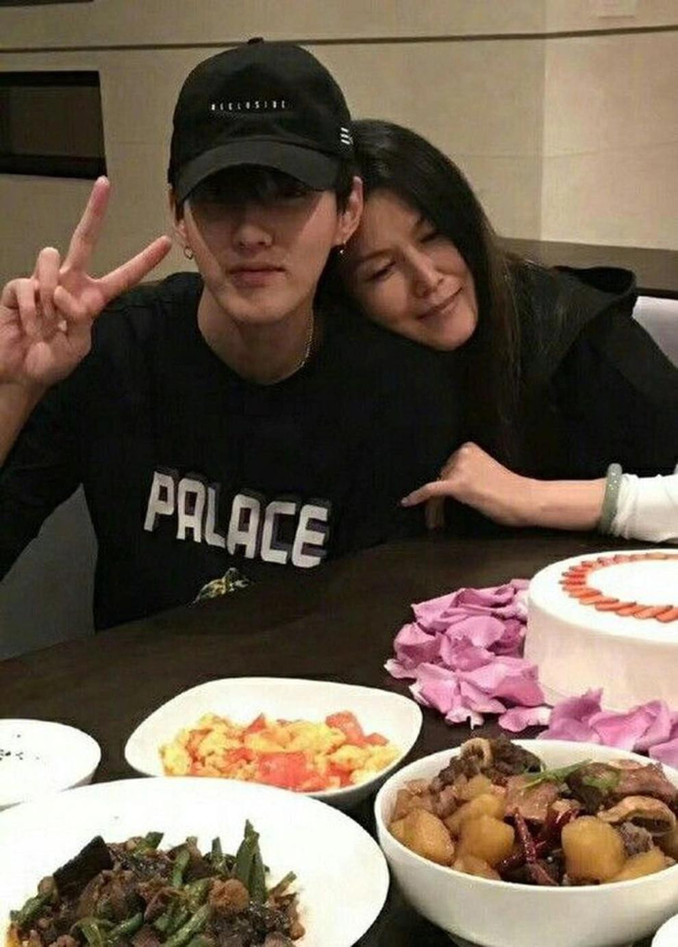 Theo luật sư, mẹ con Ngô Diệc Phàm đều chịu án tù. Theo luật sư, mẹ con Ngô Diệc Phàm đều chịu án tù.