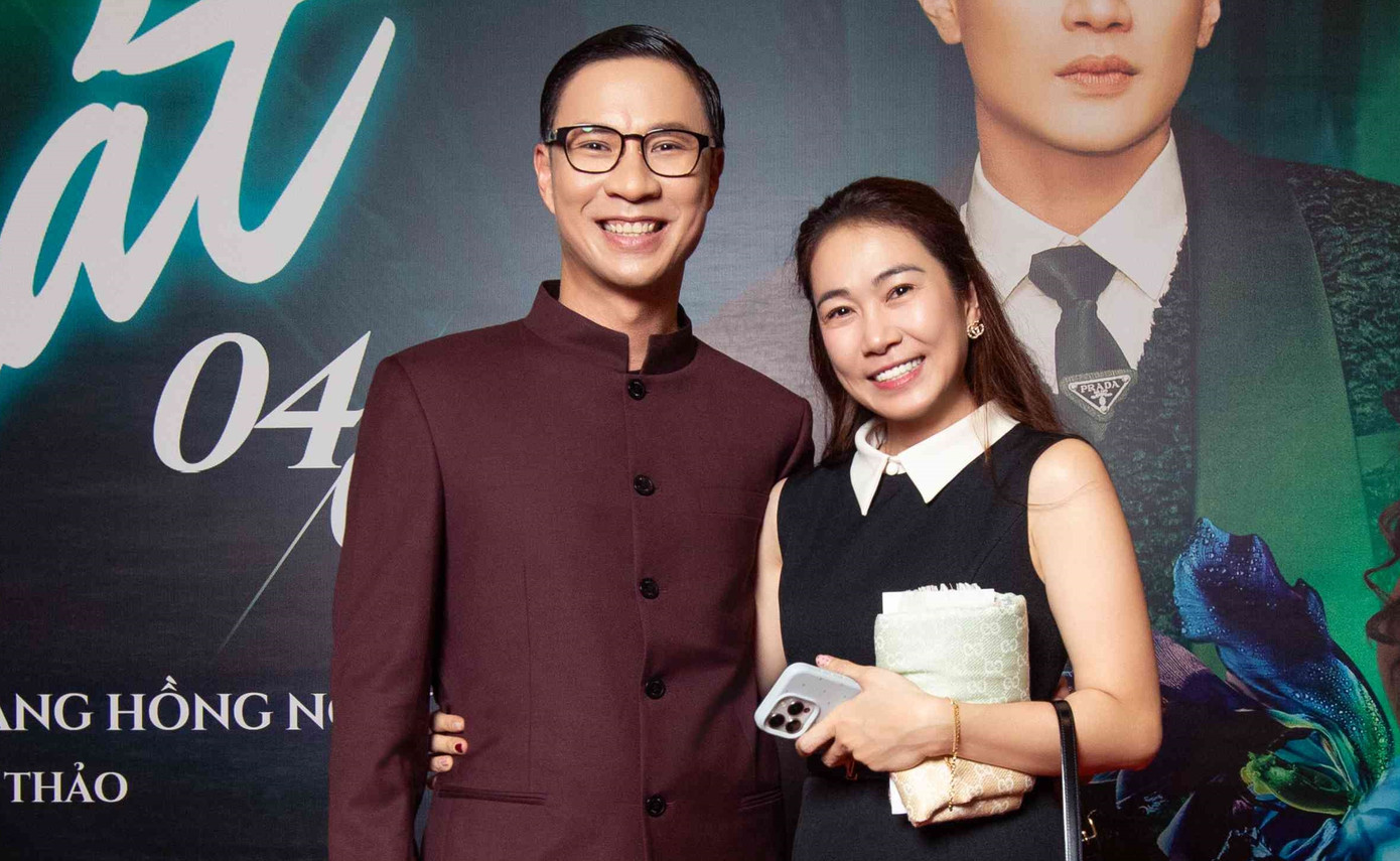 MC Thanh Thảo tới chúc mừng đồng nghiệp.