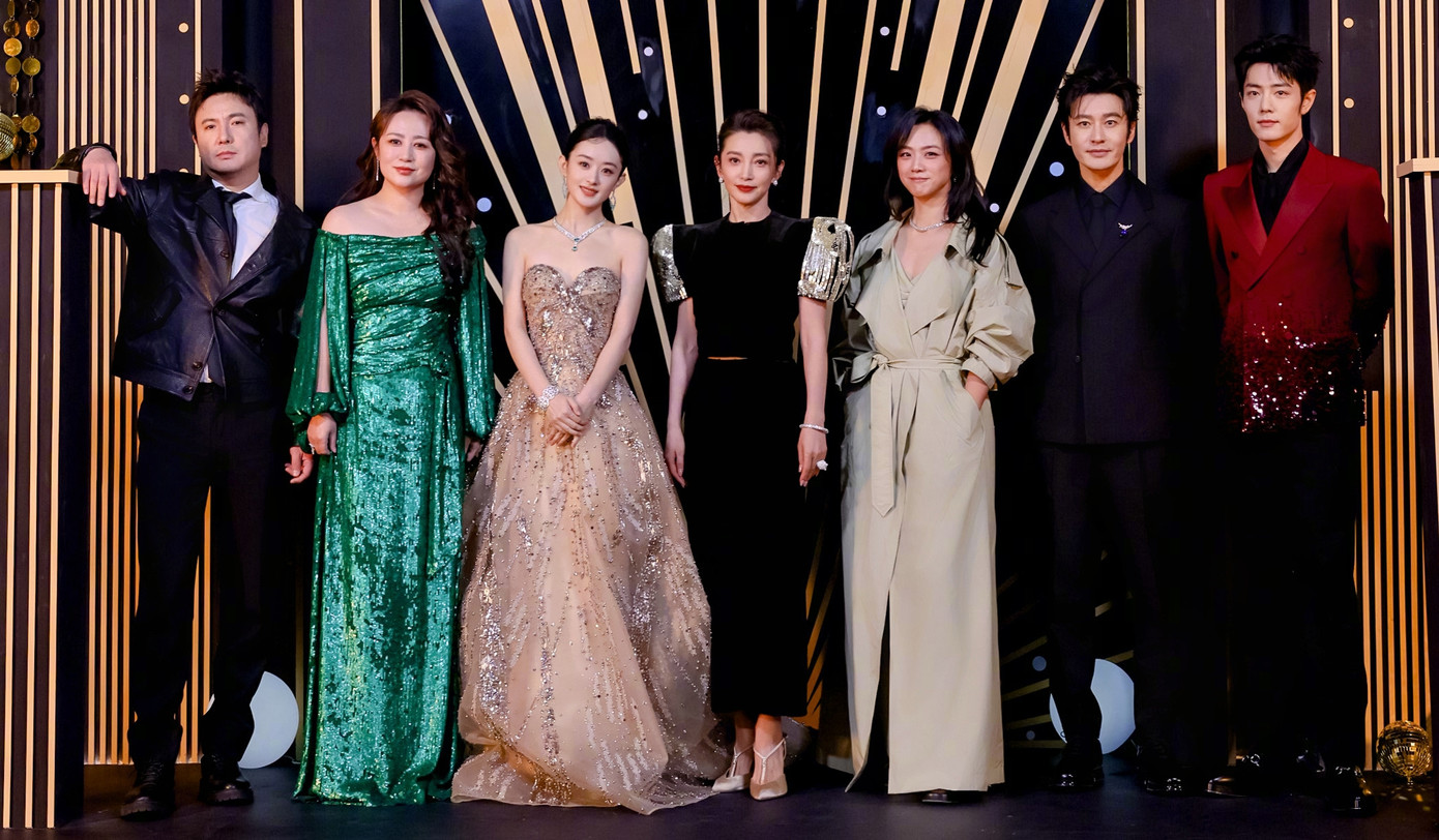 Sina đưa tin sự kiện Đêm hội Weibo 2025 diễn ra tại Bắc Kinh, Trung Quốc có sự tham gia của hơn 100 nghệ sĩ, vận động viên, nhà làm phim. Trong đó, Triệu Lệ Dĩnh là cái tên gây chú ý nhất với chỉ số Wechat đạt gần 300 triệu. Cô cũng đạt danh hiệu Weibo Queen, cùng với &quot;vua hài&quot; Thẩm Đằng đạt Weibo King. Trên thảm đỏ, Triệu Lệ Dĩnh xuất hiện cùng các ngôi sao kỳ cựu như Mã Lệ, Lý Băng Băng, Thang Duy, Huỳnh Hiểu Minh và sao nam hot nhất Trung Quốc - Tiêu Chiến.