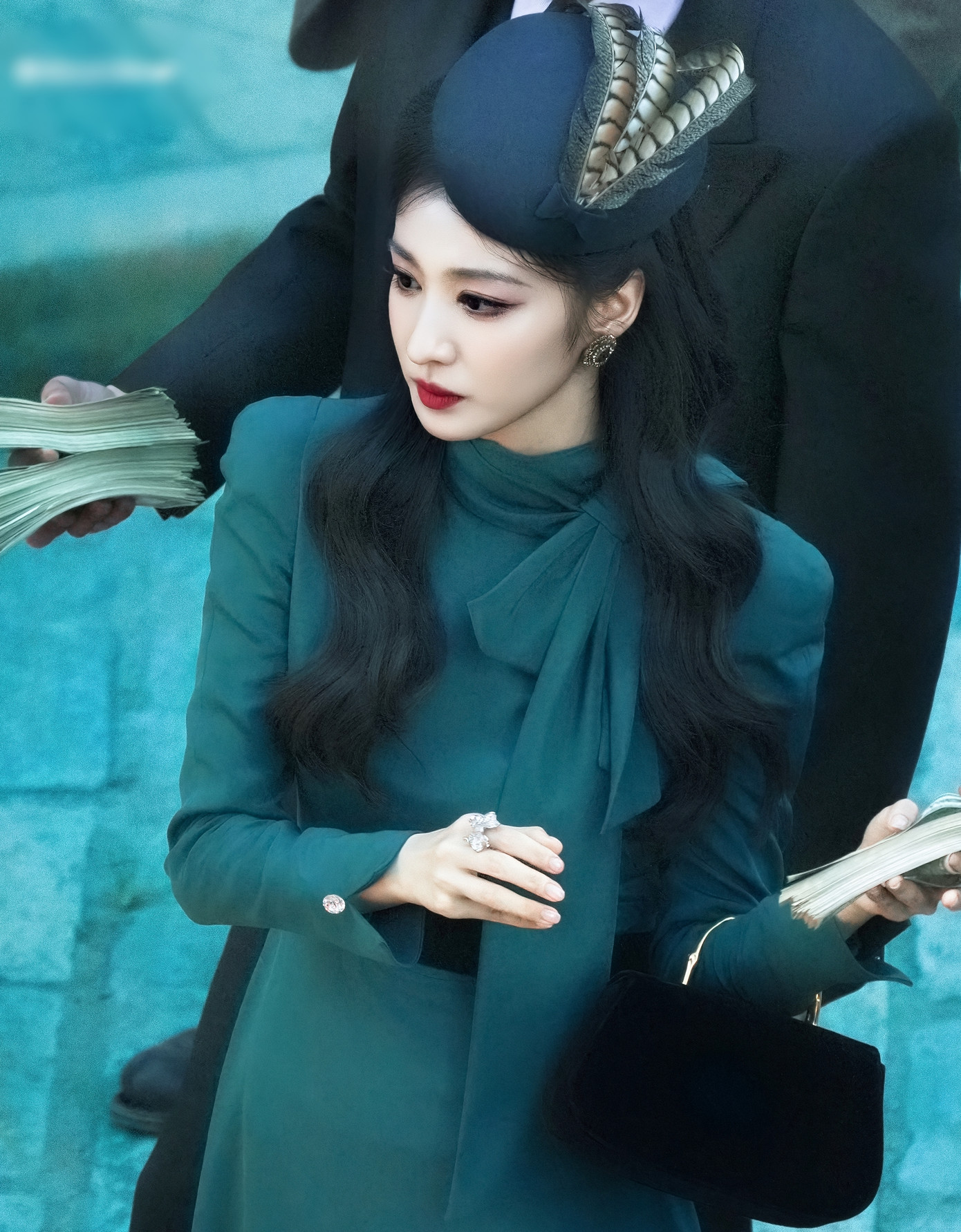 Với hai vai diễn, Vương Sở Nhiên thể hiện được cả nét trong sáng và sự lạnh lùng đặc trưng của các nhân vật. Nữ diễn viên được khen rất phù hợp với tạo hình thời Dân quốc. Nhiều khán giả để lại bình luận: &quot;Với gương mặt và vóc dáng như Vương Sở Nhiên trang phục nào cũng phù hợp&quot;, &quot;Trong mọi cuốn tiểu thuyết ngôn tình, tôi luôn tưởng tượng nữ chính là cô ấy&quot;, &quot;Khí chất hiếm có, nhan sắc nổi bật, diễn xuất duyên dáng, Vương Sở Nhiên chắc chắn bật lên thành sao hạng A&quot;, &quot;Tôi tình cờ nhìn thấy một tạo hình của Vương Sở Nhiên và Trương Lăng Hách, thấy họ rất đẹp đôi nên mong chờ bộ phim này&quot;.