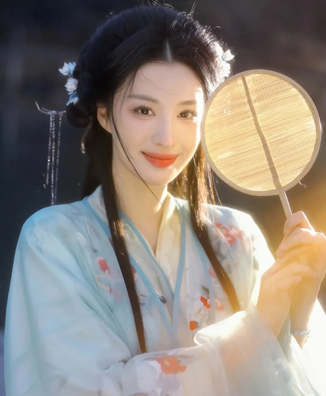 Tuy nhiên, thực tế thế giới mà cả hai lạc vào là cuốn tiểu thuyết và nữ chính không phải Dữ Vãn Âm mà là Tạ Vĩnh Ninh, cũng là người tới từ thế giới hiện đại. Tạ Vĩnh Ninh kết hợp Đoan Vương, muốn chống lại Dữu Vãn Âm và Hạ Hầu Đạm. Nội dung một thế giới có tới 3 người hiện đại đấu đá lẫn nhau, và nhân vật chính trong phim lại vốn là vai phản diện trong tiểu thuyết với góc nhìn hoàn toàn khác biệt khiến khán giả thích thú.