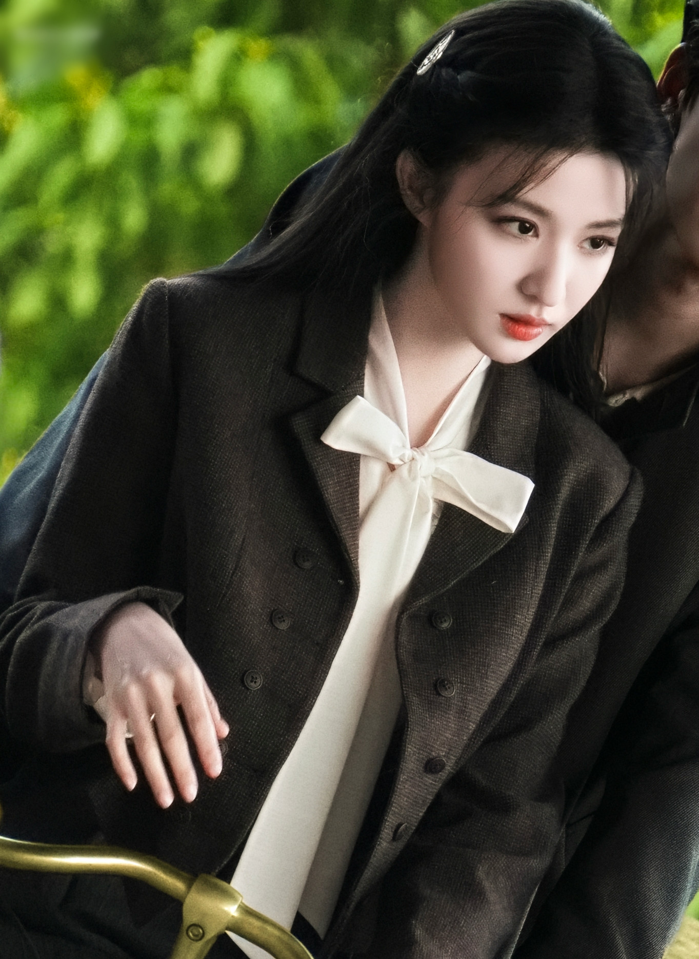 Với hai vai diễn, Vương Sở Nhiên thể hiện được cả nét trong sáng và sự lạnh lùng đặc trưng của các nhân vật. Nữ diễn viên được khen rất phù hợp với tạo hình thời Dân quốc. Nhiều khán giả để lại bình luận: &quot;Với gương mặt và vóc dáng như Vương Sở Nhiên trang phục nào cũng phù hợp&quot;, &quot;Trong mọi cuốn tiểu thuyết ngôn tình, tôi luôn tưởng tượng nữ chính là cô ấy&quot;, &quot;Khí chất hiếm có, nhan sắc nổi bật, diễn xuất duyên dáng, Vương Sở Nhiên chắc chắn bật lên thành sao hạng A&quot;, &quot;Tôi tình cờ nhìn thấy một tạo hình của Vương Sở Nhiên và Trương Lăng Hách, thấy họ rất đẹp đôi nên mong chờ bộ phim này&quot;.