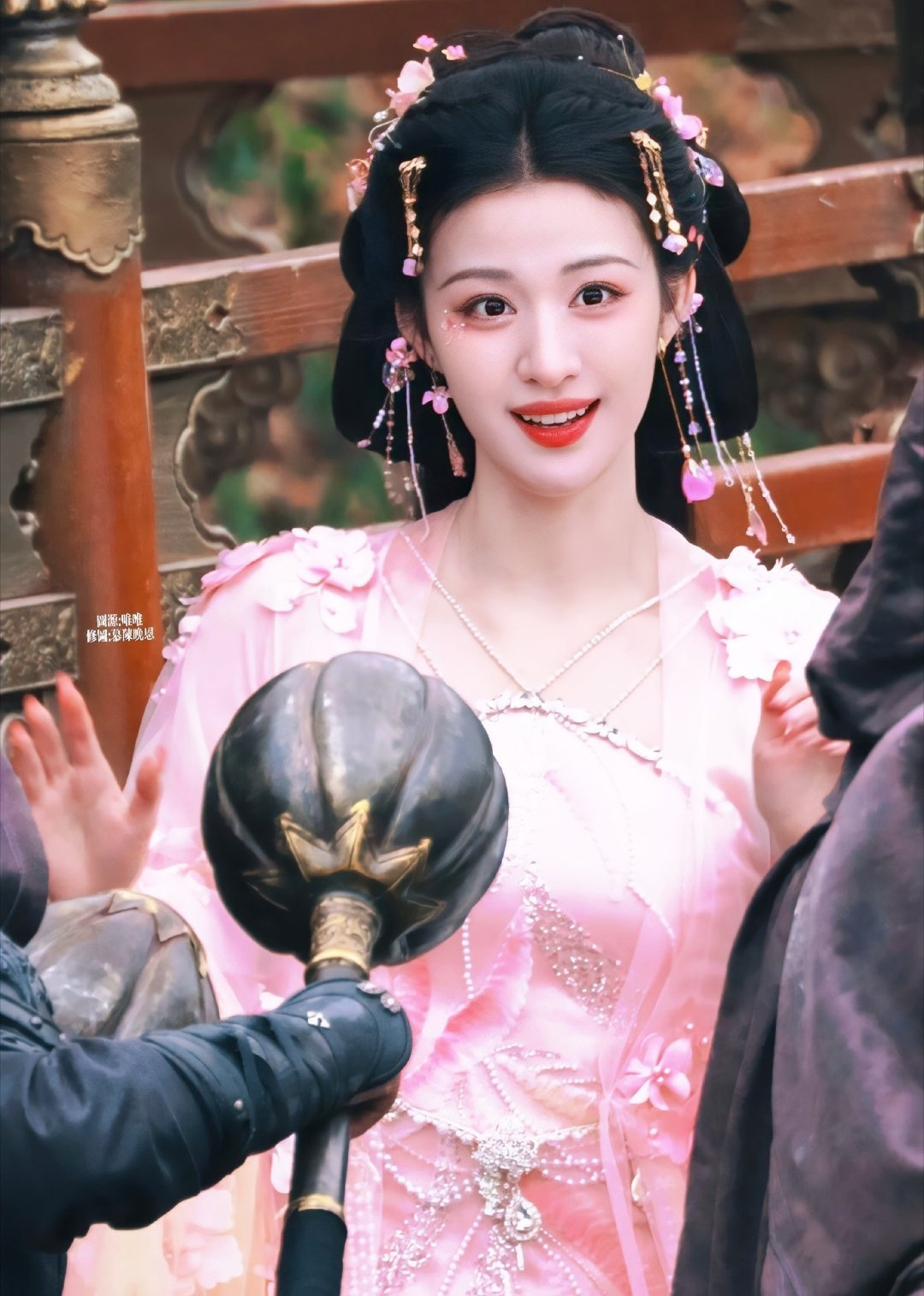 Trong Còn ra thể thống gì nữa, Vương Sở Nhiên vào vai Dữu Vãn Âm, vốn là người hiện đại xuyên không. Để bảo vệ mạng sống, cô trở thành yêu phi quyến rũ, mê hoặc hoàng đế Hạ Hầu Đạm do Thừa Lỗi thể hiện. Ai ngờ Hạ Hầu Đạm cũng là người hiện đại vô tình lạc vào quá khứ. Sau nhiều bất ngờ, cả hai nhận ra nhau, muốn tận hưởng cuộc sống giàu sang phú quý.