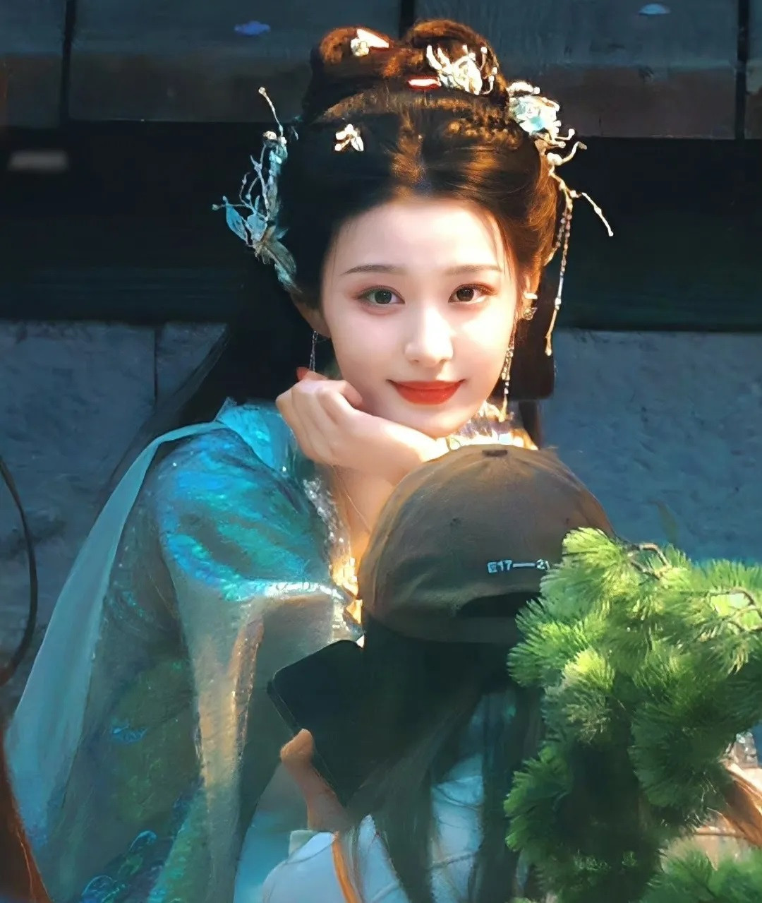 Tuy nhiên, thực tế thế giới mà cả hai lạc vào là cuốn tiểu thuyết và nữ chính không phải Dữ Vãn Âm mà là Tạ Vĩnh Ninh, cũng là người tới từ thế giới hiện đại. Tạ Vĩnh Ninh kết hợp Đoan Vương, muốn chống lại Dữu Vãn Âm và Hạ Hầu Đạm. Nội dung một thế giới có tới 3 người hiện đại đấu đá lẫn nhau, và nhân vật chính trong phim lại vốn là vai phản diện trong tiểu thuyết với góc nhìn hoàn toàn khác biệt khiến khán giả thích thú.