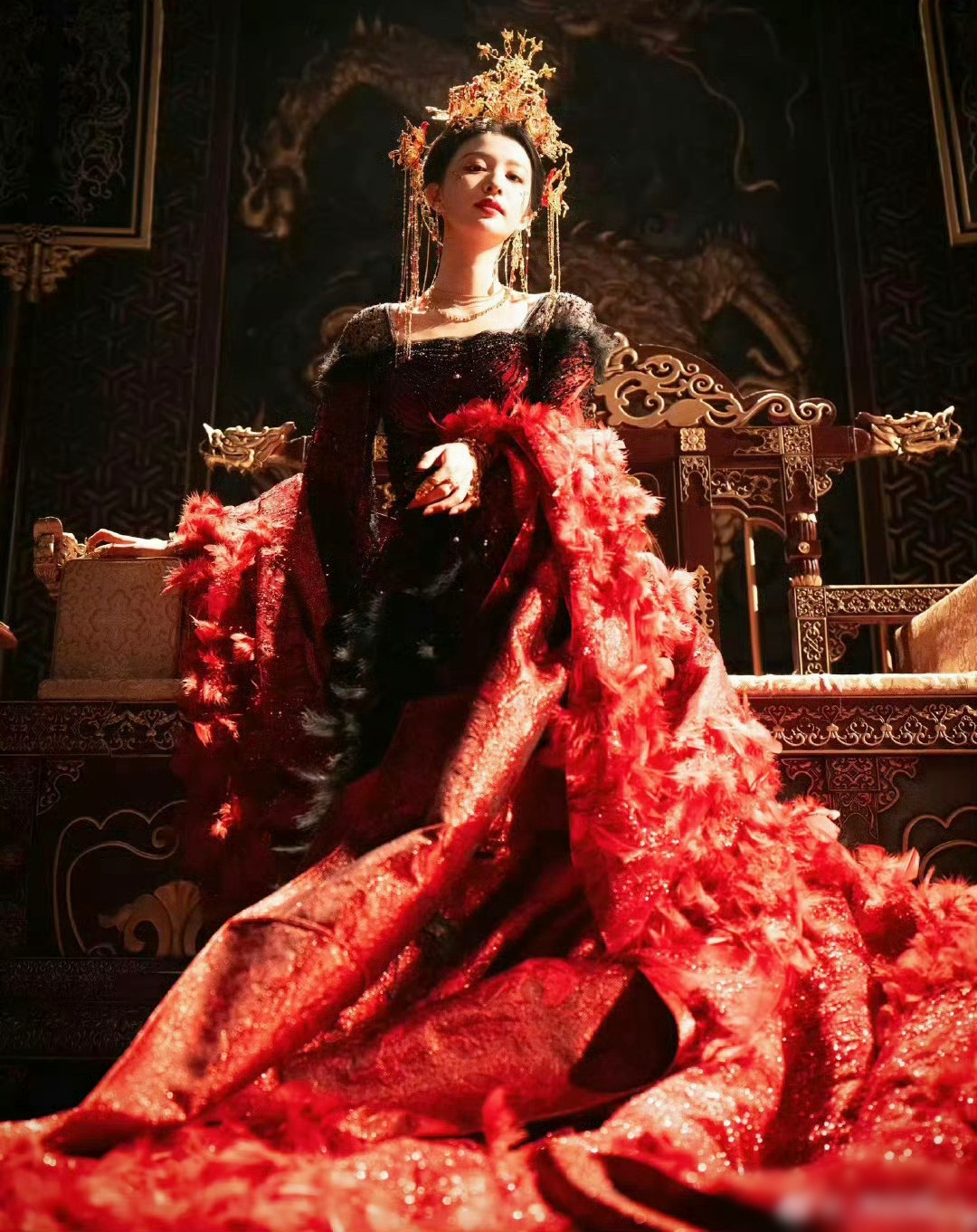 Trong Còn ra thể thống gì nữa, Vương Sở Nhiên vào vai Dữu Vãn Âm, vốn là người hiện đại xuyên không. Để bảo vệ mạng sống, cô trở thành yêu phi quyến rũ, mê hoặc hoàng đế Hạ Hầu Đạm do Thừa Lỗi thể hiện. Ai ngờ Hạ Hầu Đạm cũng là người hiện đại vô tình lạc vào quá khứ. Sau nhiều bất ngờ, cả hai nhận ra nhau, muốn tận hưởng cuộc sống giàu sang phú quý.