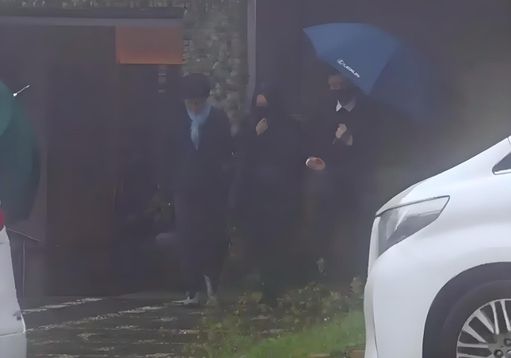 Người thân tham gia lễ chôn cất Từ Hy Viên. Người thân tham gia lễ chôn cất Từ Hy Viên.