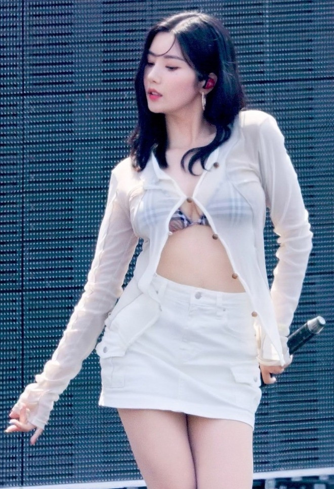 Năm 2023, trong buổi biểu diễn tại Lễ hội Waterbomb, Kwon Eun Bi gây chú ý với màn biểu diễn nóng bỏng. Sau đó, các fancam của nữ ca sĩ liên tục nhận được nhiều lượt xem và yêu thích từ khán giả, giúp Kwon Eun Bi một lần nữa nổi danh. Đĩa đơn năm 2022 Underwater của cô đã leo trở lại bảng xếp hạng. Năm 2023, trong buổi biểu diễn tại Lễ hội Waterbomb, Kwon Eun Bi gây chú ý với màn biểu diễn nóng bỏng. Sau đó, các fancam của nữ ca sĩ liên tục nhận được nhiều lượt xem và yêu thích từ khán giả, giúp Kwon Eun Bi một lần nữa nổi danh. Đĩa đơn năm 2022 Underwater của cô đã leo trở lại bảng xếp hạng.