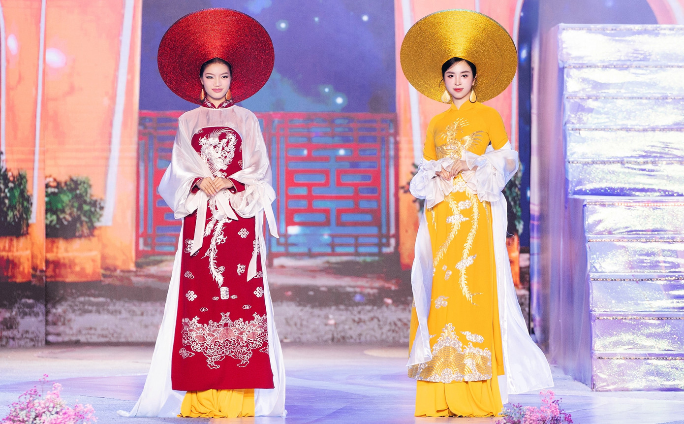 Thông qua ngôn ngữ của vải vóc lụa là, những tà áo dài trong BST Phụng Vũ như đang kể câu chuyện về người phụ nữ Việt Nam với khí chất kiên cường, vẻ đẹp cao quý và tinh thần không ngừng đổi mới trong hiện đại.