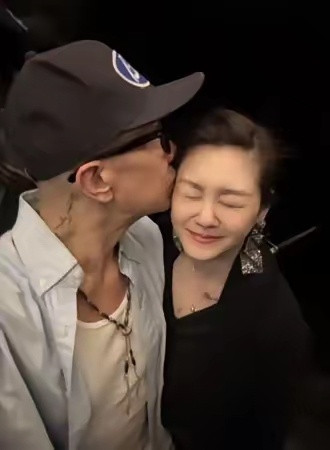 Hình ảnh Từ Hy Viên đau đớn khó chịu vì bệnh khi tới Nhật Bản.