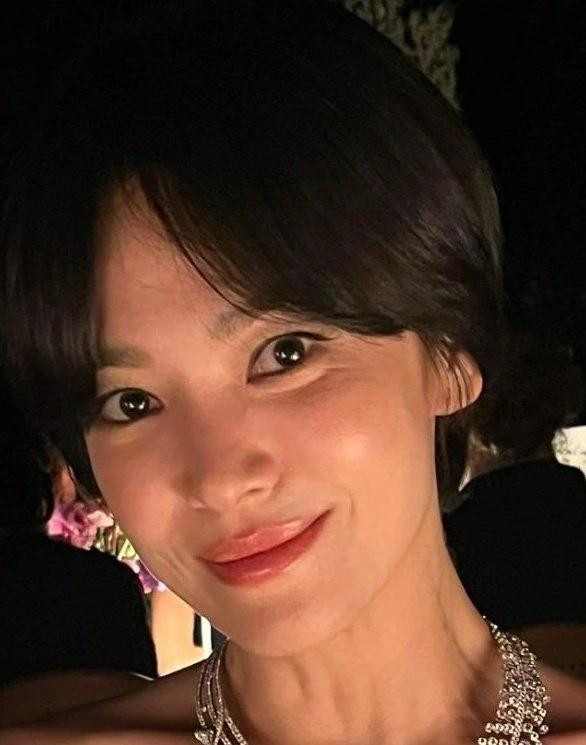 Bức ảnh cận mặt lộ rõ nếp nhăn của Song Hye Kyo.