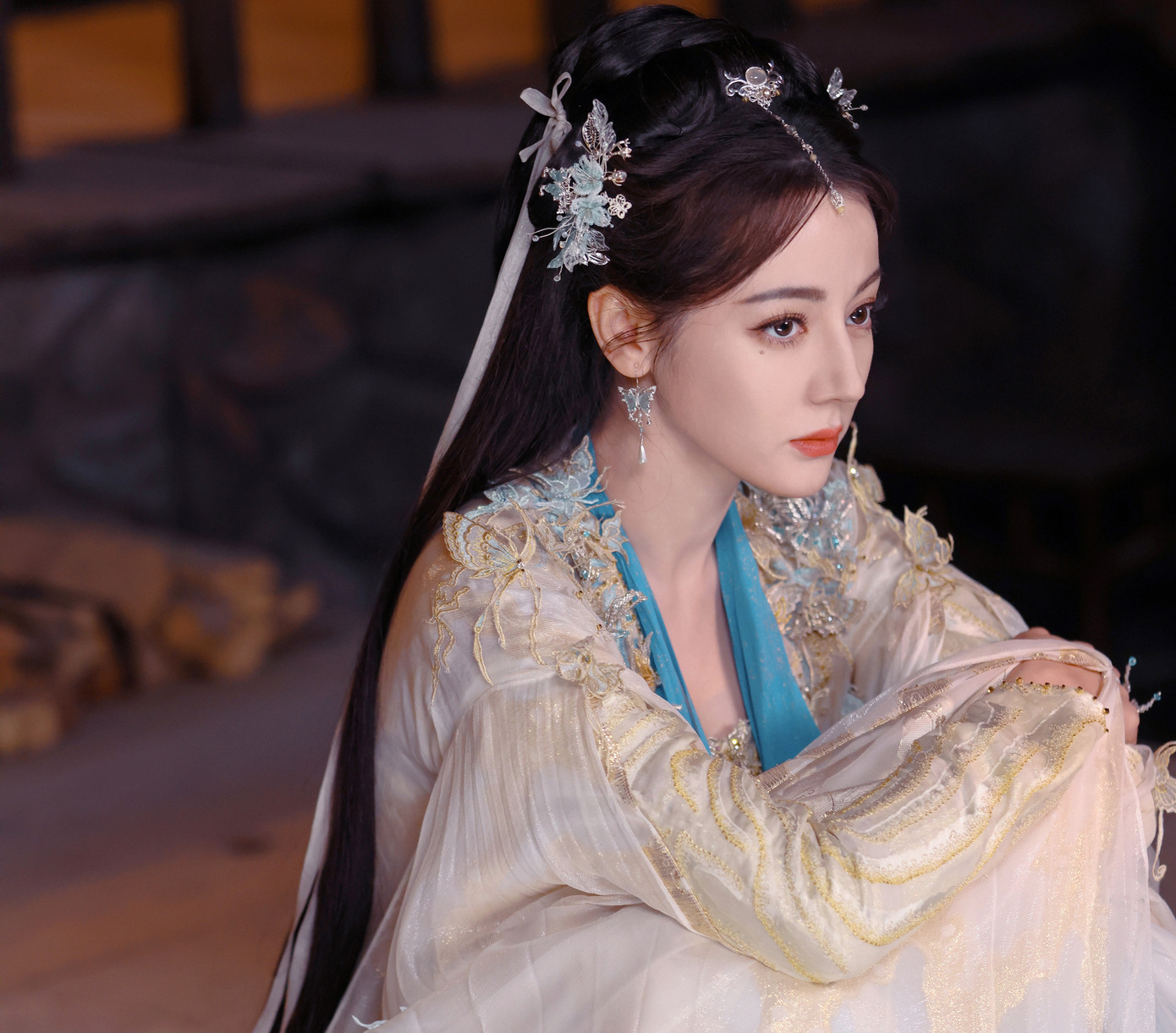 Địch Lệ Nhiệt Ba đang rơi vào tình trạng mông lung, khó tiến bước trong sự nghiệp diễn xuất. Địch Lệ Nhiệt Ba đang rơi vào tình trạng mông lung, khó tiến bước trong sự nghiệp diễn xuất.