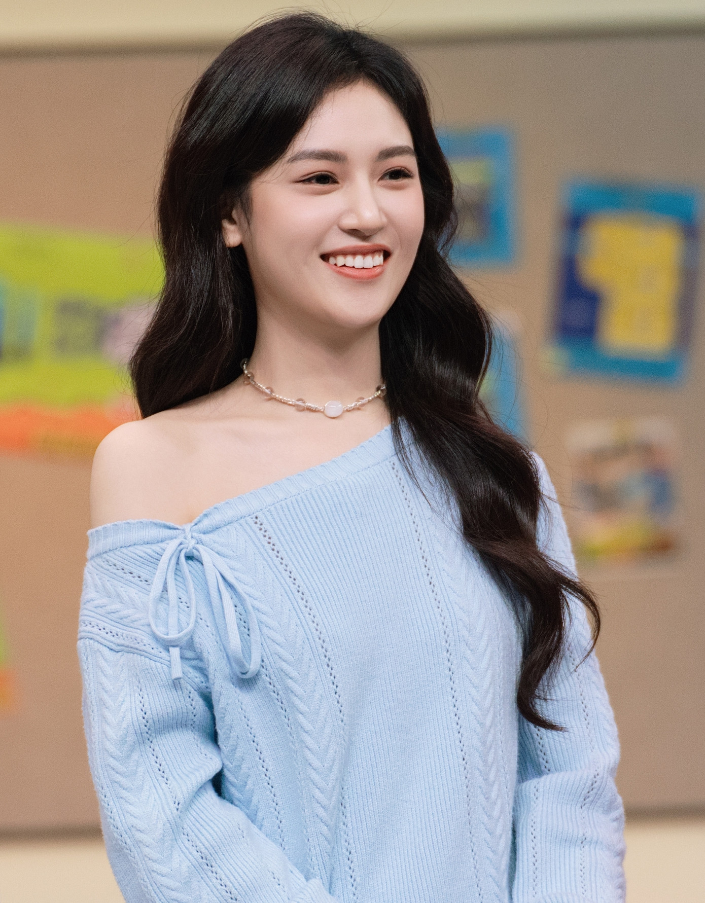 Trong phiên bản cũ, Tiểu Yến Tử là nhân vật trung tâm kết nối mọi người, có tính cách hoạt bát lém lỉnh. Nhờ diễn xuất tốt, Triệu Vy đã vươn lên hàng ngôi sao quốc dân chỉ sau một bộ phim. Sau này, cô vẫn được gọi với biệt danh Tiểu Yến Tử. Chính vì vậy, việc vượt qua được cái bóng của Triệu Vy là thử thách khó nhằn với sao trẻ. Trong Hoàn Châu 2025, Tiểu Yến Tử không phải nhân vật chính, nhưng lại là vai diễn được khán giả quan tâm tò mò nhất. Hoàng Tư Thụy được đánh giá có ngoại hình đẹp, gương mặt sáng thông minh lanh lợi với nụ cười dễ mến. Diễn xuất của người đẹp sinh năm 2000 cũng được nhận xét có linh khí tự nhiên, chỉ thiếu vai diễn để bật lên thành ngôi sao hot. Trong phiên bản cũ, Tiểu Yến Tử là nhân vật trung tâm kết nối mọi người, có tính cách hoạt bát lém lỉnh. Nhờ diễn xuất tốt, Triệu Vy đã vươn lên hàng ngôi sao quốc dân chỉ sau một bộ phim. Sau này, cô vẫn được gọi với biệt danh Tiểu Yến Tử. Chính vì vậy, việc vượt qua được cái bóng của Triệu Vy là thử thách khó nhằn với sao trẻ. Trong Hoàn Châu 2025, Tiểu Yến Tử không phải nhân vật chính, nhưng lại là vai diễn được khán giả quan tâm tò mò nhất. Hoàng Tư Thụy được đánh giá có ngoại hình đẹp, gương mặt sáng thông minh lanh lợi với nụ cười dễ mến. Diễn xuất của người đẹp sinh năm 2000 cũng được nhận xét có linh khí tự nhiên, chỉ thiếu vai diễn để bật lên thành ngôi sao hot.