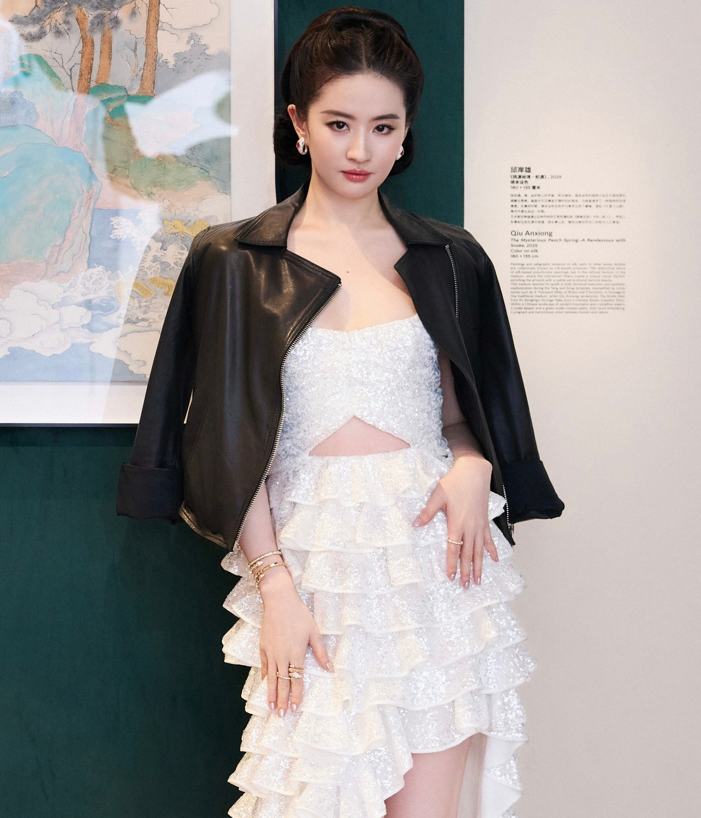 Theo Sohu, ở tuổi 37, Lưu Diệc Phi vẫn giữ lối sống thoải mái, không vội vã. Nữ diễn viên thường giữ trạng thái một năm đóng một phim, thậm chí lâu hơn. Sau khi hoàn tất vai diễn, cô dành thời gian du lịch hoặc đọc sách, nghỉ ngơi, chăm sóc đàn mèo lên tới hàng chục con. Tuy nhiên, nhờ vẻ đẹp hiếm có, Lưu Diệc Phi luôn là đề tài nóng mỗi khi xuất hiện. Cô vẫn là cái tên được các thương hiệu săn đón, là ngôi sao có giá trị thương mại cao hàng đầu trong giới giải trí Hoa ngữ. Trong đó, cô có tới 6 hợp đồng quảng cáo với vai trò đại diện toàn cầu cho những thương hiệu cao cấp.