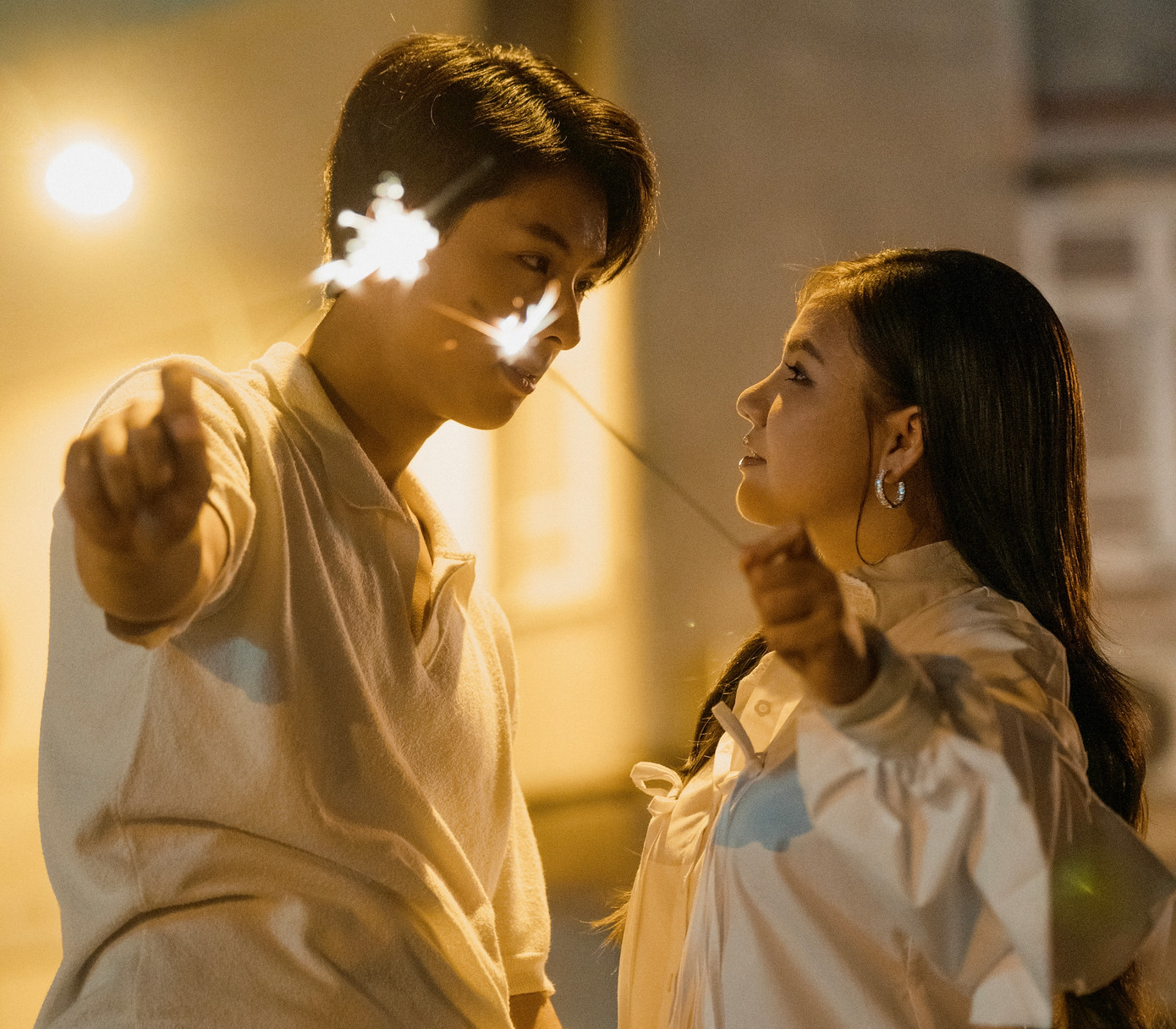 Nữ ca sĩ trẻ lấy nước mắt khán giả với câu chuyện tình buồn. Nữ ca sĩ trẻ lấy nước mắt khán giả với câu chuyện tình buồn.