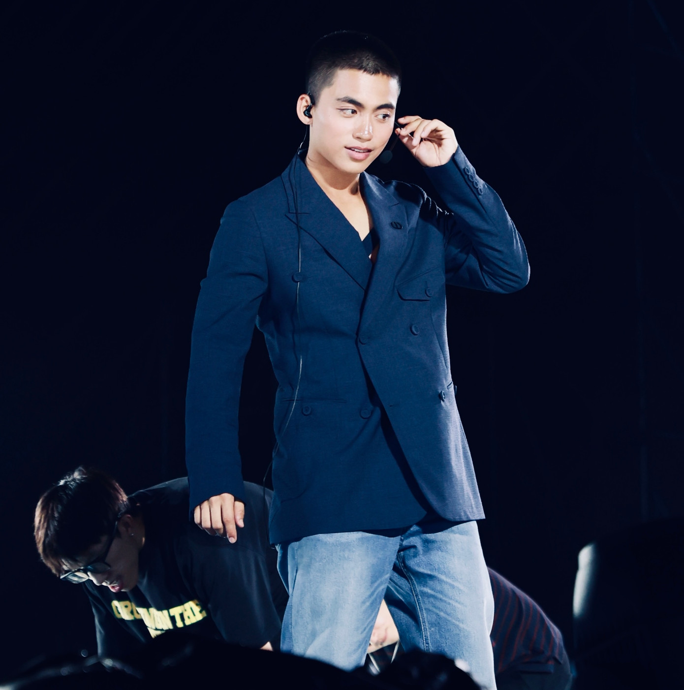 Mono xuất hiện với bộ vest lịch lãm, trưởng thành điềm đạm nam tính. Mono xuất hiện với bộ vest lịch lãm, trưởng thành điềm đạm nam tính.