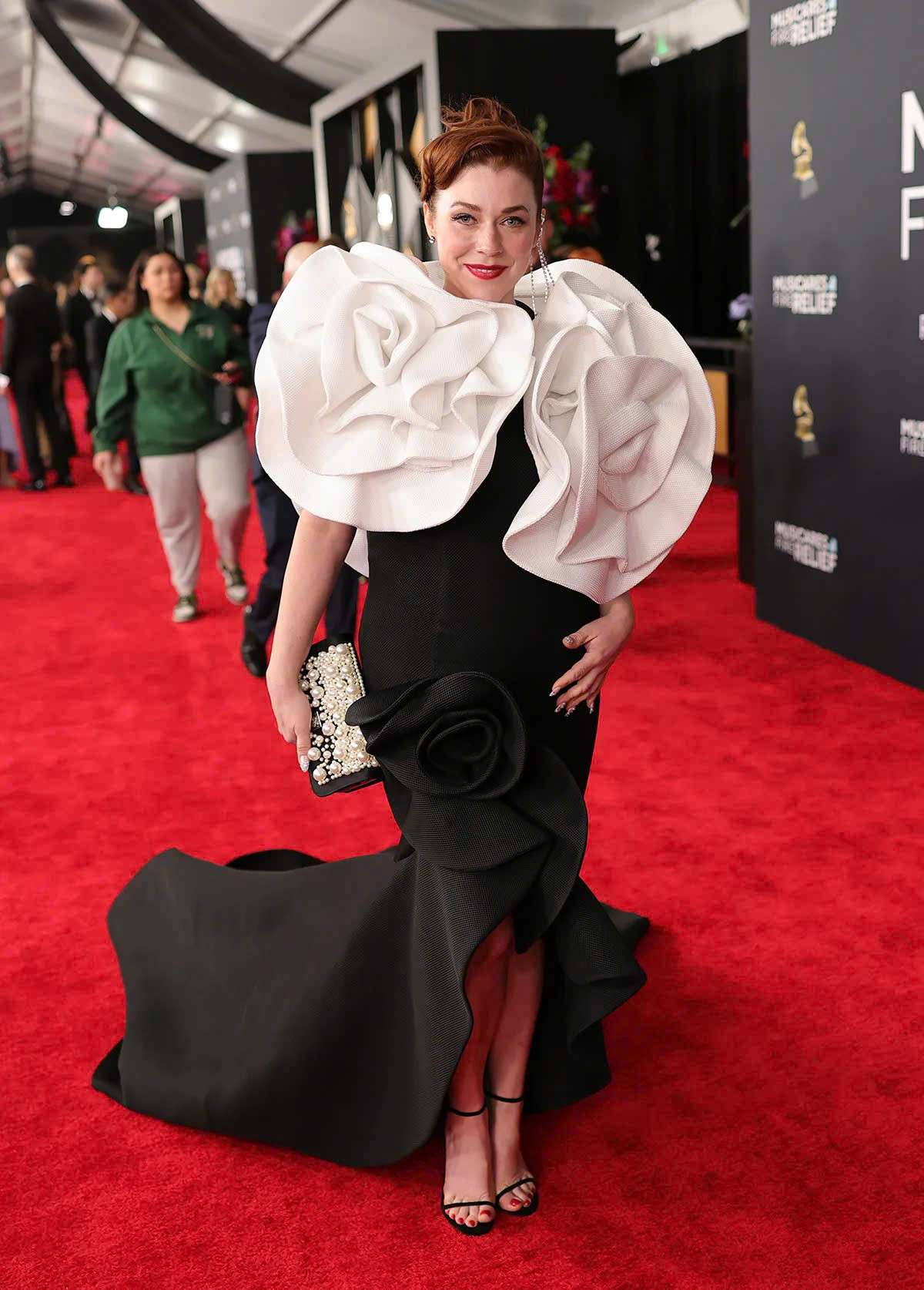 Nữ ca sĩ Alisha Gaddis mặc thiết kế đặc biệt của Đỗ Mạnh Cường trên thảm đỏ Grammy. Nữ ca sĩ Alisha Gaddis mặc thiết kế đặc biệt của Đỗ Mạnh Cường trên thảm đỏ Grammy.