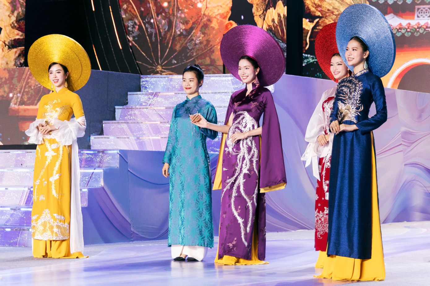 Trong đó, ba gương mặt Á hậu gắn bó với sự kiện là Phương Anh, Bích Tuyền và Thuý An đã trình diễn duyên dáng trong BST Phụng Vũ của NTK Như Nguyễn ấn tượng.