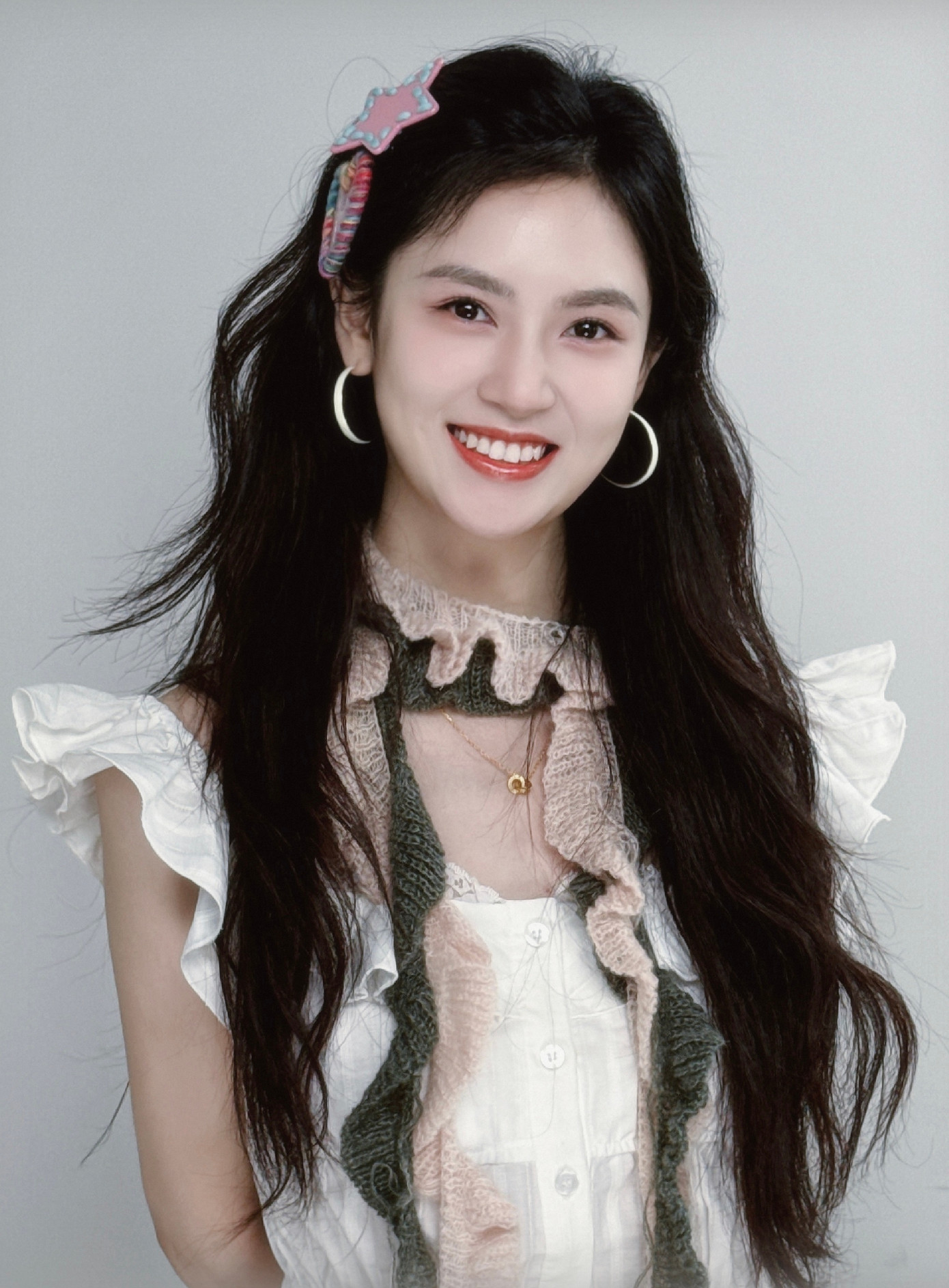 Trong phiên bản cũ, Tiểu Yến Tử là nhân vật trung tâm kết nối mọi người, có tính cách hoạt bát lém lỉnh. Nhờ diễn xuất tốt, Triệu Vy đã vươn lên hàng ngôi sao quốc dân chỉ sau một bộ phim. Sau này, cô vẫn được gọi với biệt danh Tiểu Yến Tử. Chính vì vậy, việc vượt qua được cái bóng của Triệu Vy là thử thách khó nhằn với sao trẻ. Trong Hoàn Châu 2025, Tiểu Yến Tử không phải nhân vật chính, nhưng lại là vai diễn được khán giả quan tâm tò mò nhất. Hoàng Tư Thụy được đánh giá có ngoại hình đẹp, gương mặt sáng thông minh lanh lợi với nụ cười dễ mến. Diễn xuất của người đẹp sinh năm 2000 cũng được nhận xét có linh khí tự nhiên, chỉ thiếu vai diễn để bật lên thành ngôi sao hot. Trong phiên bản cũ, Tiểu Yến Tử là nhân vật trung tâm kết nối mọi người, có tính cách hoạt bát lém lỉnh. Nhờ diễn xuất tốt, Triệu Vy đã vươn lên hàng ngôi sao quốc dân chỉ sau một bộ phim. Sau này, cô vẫn được gọi với biệt danh Tiểu Yến Tử. Chính vì vậy, việc vượt qua được cái bóng của Triệu Vy là thử thách khó nhằn với sao trẻ. Trong Hoàn Châu 2025, Tiểu Yến Tử không phải nhân vật chính, nhưng lại là vai diễn được khán giả quan tâm tò mò nhất. Hoàng Tư Thụy được đánh giá có ngoại hình đẹp, gương mặt sáng thông minh lanh lợi với nụ cười dễ mến. Diễn xuất của người đẹp sinh năm 2000 cũng được nhận xét có linh khí tự nhiên, chỉ thiếu vai diễn để bật lên thành ngôi sao hot.