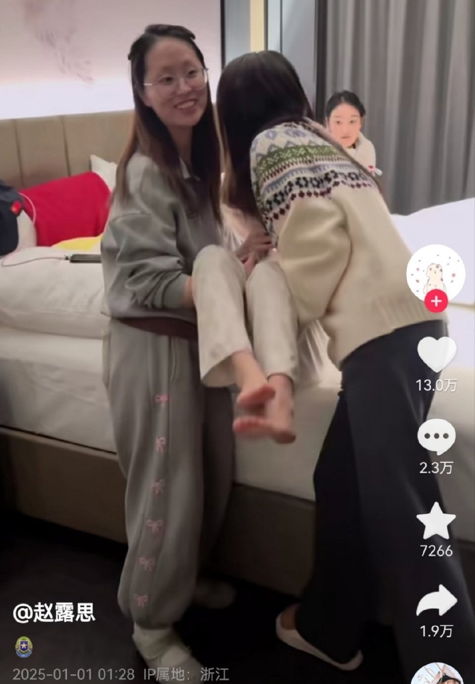 Triệu Lộ Tư đi đứng khó khăn sau khi bị bệnh. Triệu Lộ Tư đi đứng khó khăn sau khi bị bệnh.