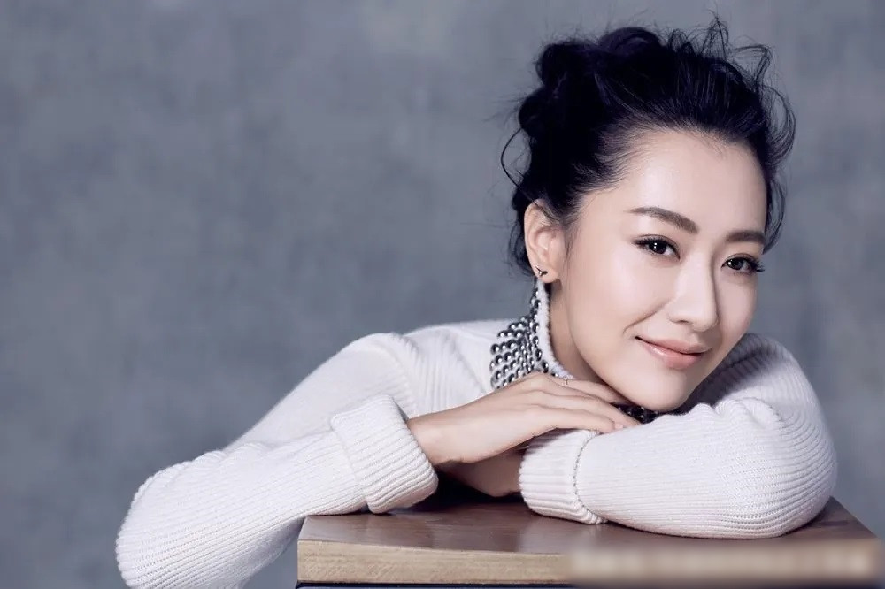 Vẻ đẹp sang trọng, đằm thắm của Bạch Băng. Vẻ đẹp sang trọng, đằm thắm của Bạch Băng.