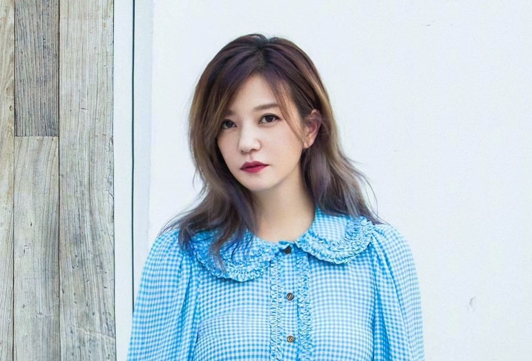 Triệu Vy bị nghi làm ăn phi pháp cùng chồng cũ.