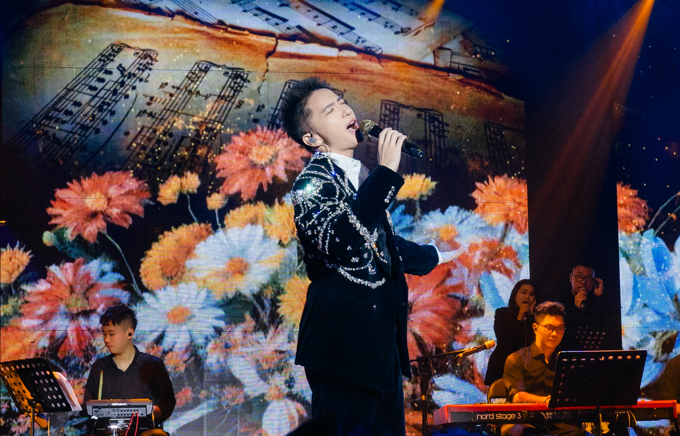 ST Sơn Thạch biểu diễn trong đêm nhạc của nhạc sĩ Huỳnh Quốc Huy. ST Sơn Thạch biểu diễn trong đêm nhạc của nhạc sĩ Huỳnh Quốc Huy.