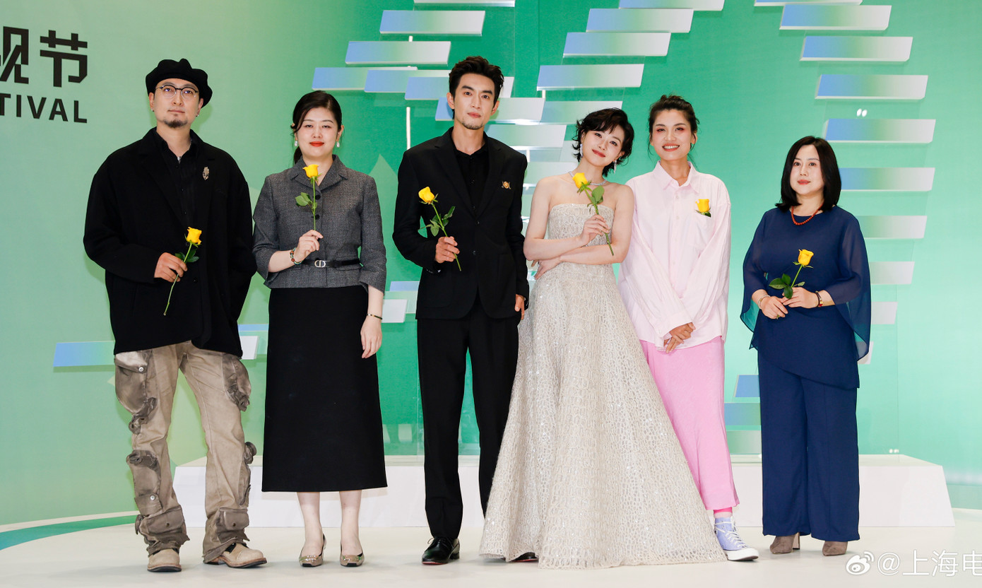 Đoàn phim Câu chuyện hoa hồng gồm tham dự giải nhưng không có nữ chính. Trong đó, Lâm Canh Tân được đề cử Nam phụ xuất sắc. Vạn Thiến được đề cử Nữ phụ xuất sắc. Phim cũng tranh giải Phim hay nhất. Đoàn phim Câu chuyện hoa hồng gồm tham dự giải nhưng không có nữ chính. Trong đó, Lâm Canh Tân được đề cử Nam phụ xuất sắc. Vạn Thiến được đề cử Nữ phụ xuất sắc. Phim cũng tranh giải Phim hay nhất.