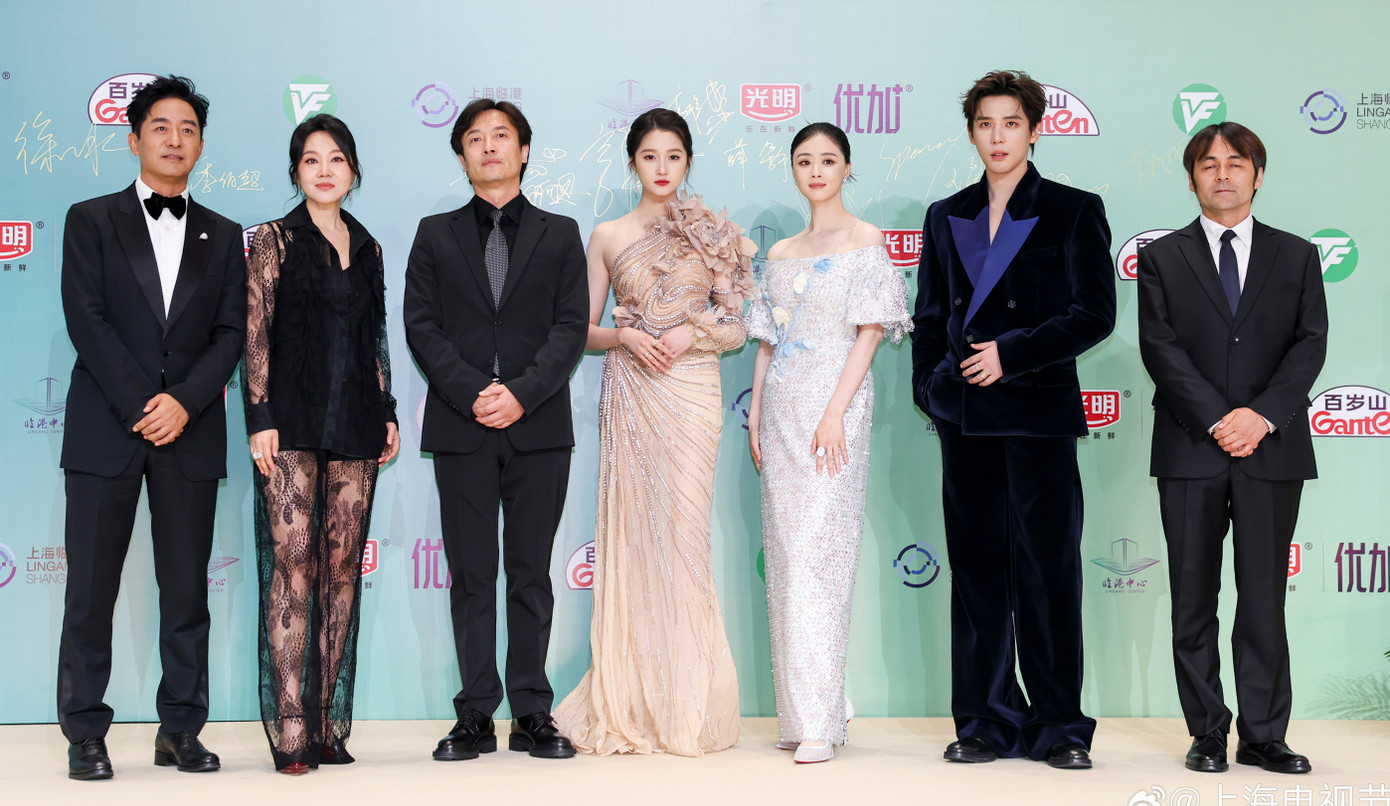 Đoàn phim Người trong hẻm nhỏ gây chú ý trên thảm đỏ Bạch Ngọc Lan. Đây là bộ phim nhận được sự yêu thích của khán giả với rating cao, danh tiếng tốt. Nữ diễn viên Diêm Ni (váy đen) từng 7 lần được đề cử Thị hậu Bạch Ngọc Lan và mới thắng một lần. Vì vậy, khán giả cho rằng cô có khả năng thắng tiếp lần nữa. Tưởng Hân (váy trắng) tranh giải ở hạng mục Nữ phụ xuất sắc. Đoàn phim Người trong hẻm nhỏ gây chú ý trên thảm đỏ Bạch Ngọc Lan. Đây là bộ phim nhận được sự yêu thích của khán giả với rating cao, danh tiếng tốt. Nữ diễn viên Diêm Ni (váy đen) từng 7 lần được đề cử Thị hậu Bạch Ngọc Lan và mới thắng một lần. Vì vậy, khán giả cho rằng cô có khả năng thắng tiếp lần nữa. Tưởng Hân (váy trắng) tranh giải ở hạng mục Nữ phụ xuất sắc.