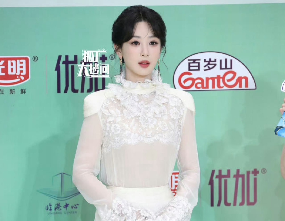 Lưu Diệc Phi không có mặt, người được dự đoán sẽ giành ngôi Thị hậu nhiều nhất là Dương Tử, xét theo tiêu chí khuyến khích người trẻ của giải Bạch Ngọc Lan năm nay. Tuy nhiên, các nghệ sĩ Diêm Ni, Mã Y Lợi, Tống Giai cũng có những tác phẩm gây tiếng vang, đồng thời khả năng diễn xuất của họ còn được đánh giá cao hơn Dương Tử. Lưu Diệc Phi không có mặt, người được dự đoán sẽ giành ngôi Thị hậu nhiều nhất là Dương Tử, xét theo tiêu chí khuyến khích người trẻ của giải Bạch Ngọc Lan năm nay. Tuy nhiên, các nghệ sĩ Diêm Ni, Mã Y Lợi, Tống Giai cũng có những tác phẩm gây tiếng vang, đồng thời khả năng diễn xuất của họ còn được đánh giá cao hơn Dương Tử.