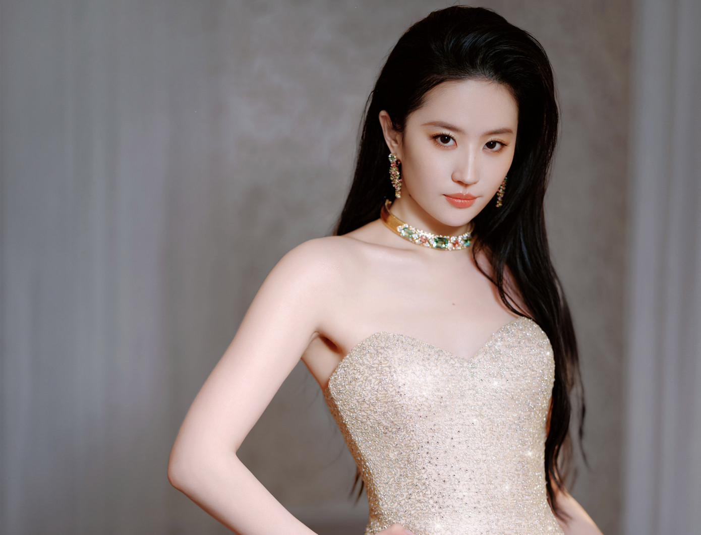 Thực tế, trong ba giải thưởng lớn của truyền hình Trung Quốc là Phi Thiên, Kim Ưng và Bạch Ngọc Lan, giải Bạch Ngọc Lan có tiêu chí dễ dàng hơn khi không xét tới quốc tịch. Điều này phù hợp với Lưu Diệc Phi bởi cô mang quốc tịch Mỹ, sẽ khó được đề cử hai giải Phi Thiên và Kim Ưng. Tuy nhiên, Lưu Diệc Phi lại hủy bỏ việc tham dự giải Bạch Ngọc Lan vào phút chót khiến nhiều người hụt hẫng. Hai từ khóa "Lưu Diệc Phi không đi thảm đỏ" và "Lưu Diệc Phi Bạch Ngọc Lan" đã thu hút tới hơn 60 triệu người đọc. Thực tế, trong ba giải thưởng lớn của truyền hình Trung Quốc là Phi Thiên, Kim Ưng và Bạch Ngọc Lan, giải Bạch Ngọc Lan có tiêu chí dễ dàng hơn khi không xét tới quốc tịch. Điều này phù hợp với Lưu Diệc Phi bởi cô mang quốc tịch Mỹ, sẽ khó được đề cử hai giải Phi Thiên và Kim Ưng. Tuy nhiên, Lưu Diệc Phi lại hủy bỏ việc tham dự giải Bạch Ngọc Lan vào phút chót khiến nhiều người hụt hẫng. Hai từ khóa "Lưu Diệc Phi không đi thảm đỏ" và "Lưu Diệc Phi Bạch Ngọc Lan" đã thu hút tới hơn 60 triệu người đọc.