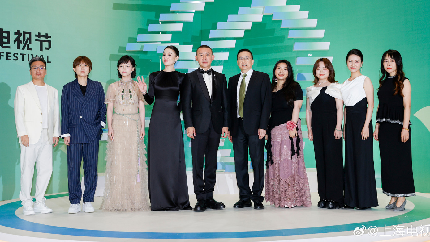 Khi hoa rừng nở rộ là một trong những tác phẩm xuất sắc nhất trong năm qua. Phim có điểm douban lên tới 9.6, trong đó, Tống Giai (váy đen) được đề cử Thị hậu. Nhiếp Viễn được đề cử ở hạng mục Nam diễn viên phụ xuất sắc. Khi hoa rừng nở rộ là một trong những tác phẩm xuất sắc nhất trong năm qua. Phim có điểm douban lên tới 9.6, trong đó, Tống Giai (váy đen) được đề cử Thị hậu. Nhiếp Viễn được đề cử ở hạng mục Nam diễn viên phụ xuất sắc.