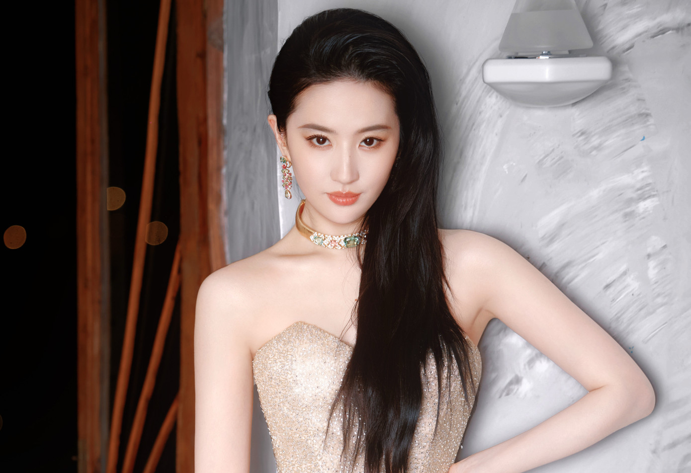 Trên MXH Weibo, nhiều người cho rằng Lưu Diệc Phi đã biết trước kết quả và cô không giành chiến thắng, do đó nữ diễn viên không muốn tham gia sự kiện. Tuy nhiên, hành động biến mất khỏi thảm đỏ của Lưu Diệc Phi tạo ra nhiều ý kiến trái chiều. Nhiều khán giả cho rằng Lưu Diệc Phi không thể chịu được việc mình thua cuộc, thiếu chuyên nghiệp, EQ thấp, kênh kiệu cư xử như nữ hoàng và có tầm nhìn ngắn. Trên MXH Weibo, nhiều người cho rằng Lưu Diệc Phi đã biết trước kết quả và cô không giành chiến thắng, do đó nữ diễn viên không muốn tham gia sự kiện. Tuy nhiên, hành động biến mất khỏi thảm đỏ của Lưu Diệc Phi tạo ra nhiều ý kiến trái chiều. Nhiều khán giả cho rằng Lưu Diệc Phi không thể chịu được việc mình thua cuộc, thiếu chuyên nghiệp, EQ thấp, kênh kiệu cư xử như nữ hoàng và có tầm nhìn ngắn.